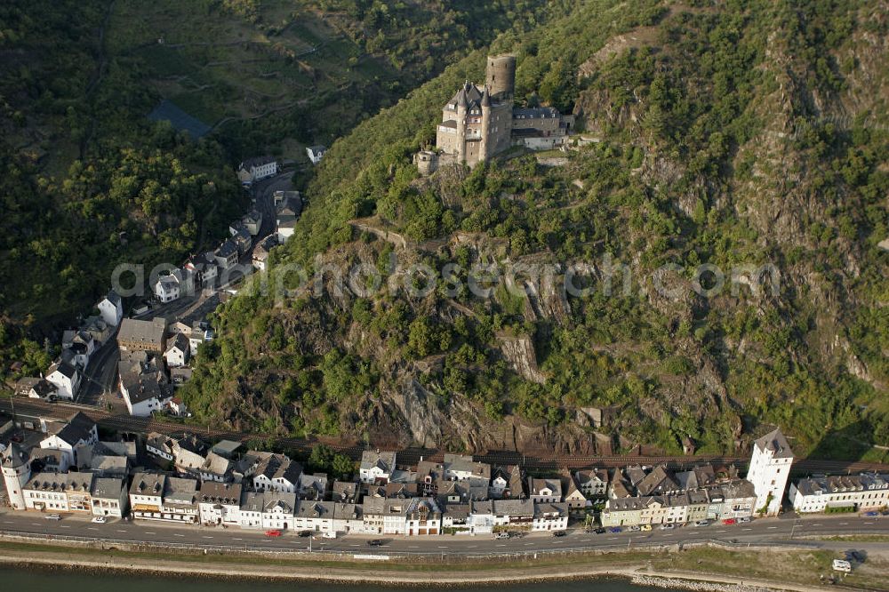 Sankt Goarshausen from the bird's eye view: Blick auf Sankt Goarshausen und die darüberliegende Burg Katz. View of St. Goarshausen and the Castle Katz.