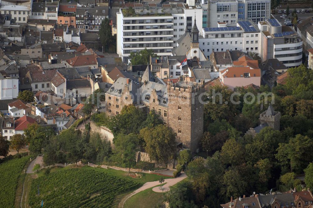 Aerial image Bingen am Rhein - Blick auf die Burg Klopp in Bingen am Rhein, Rheinland - Pfalz. Die Zeit der Erbauung geht auf das 13. Jahrhundert zurück. Zwischen 1240 und 1277 soll sie entstanden sein. Im Zusammenhang mit der Burg Ehrenfels und dem Mäuseturm dient die Burg Klopp der Verstärkung der Mainzer Zollbarriere. Nach der Zerstörung im Dreißigjährigen Krieg erfolgte 1653 der Wiederaufbau um dann 1711 gesprengt zu werden. Im 19. Jahrhundert erfolgte ein erneuter Versuch des Wiederaufbaus, in dem um 1875 bis 1879 das neugotische Hauptgebäude errichtet wurde. Die Burg ist seit 1897 der Sitz der Stadtverwaltung. Kontakt Touristinfo: Tourist Information Bingen Rheinkai 21, 55411 Bingen am Rhein, Tel. +49(0)6721 18 4200, Fax +49(0)6721 18 1214