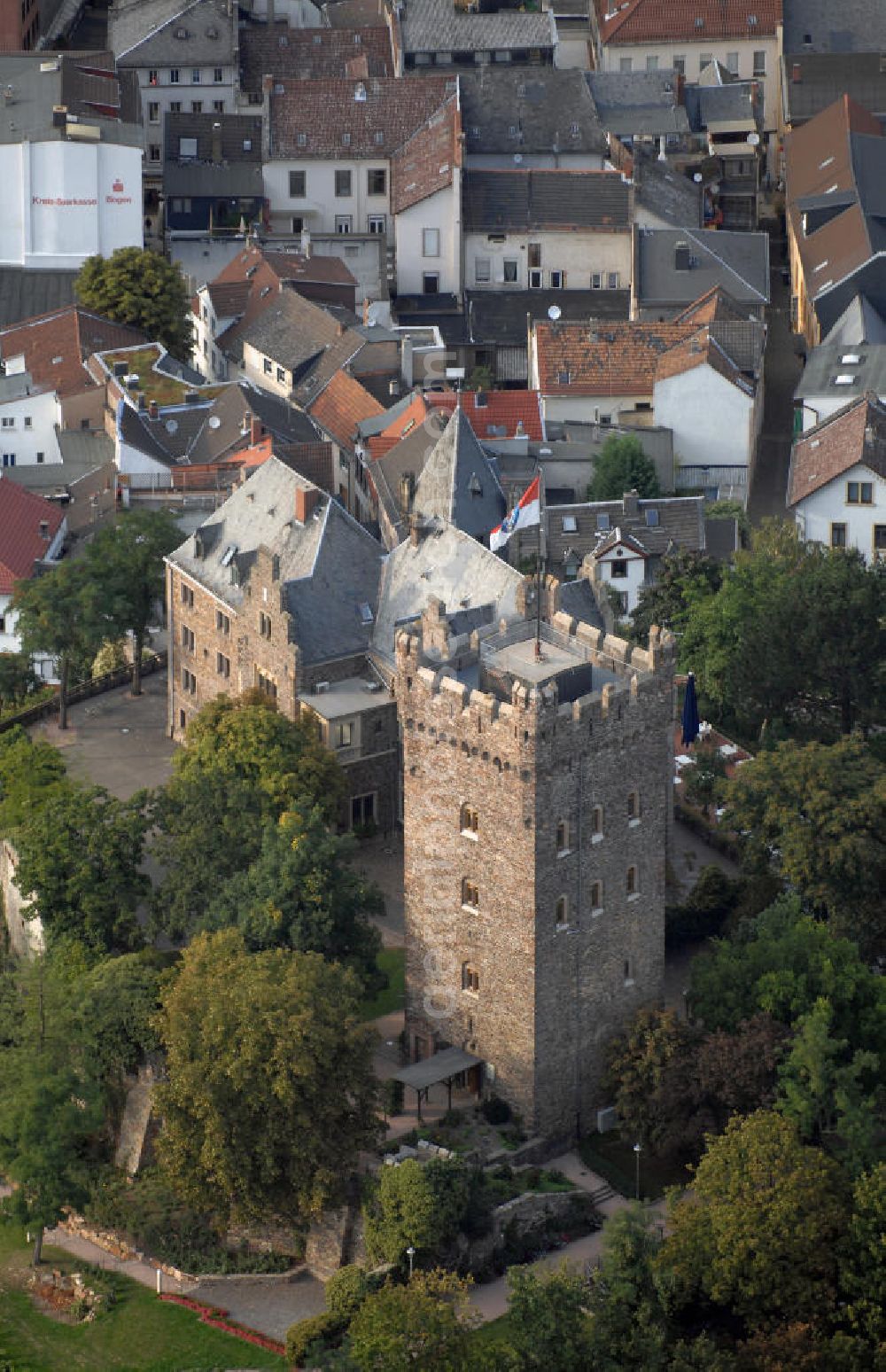 Bingen am Rhein from the bird's eye view: Blick auf die Burg Klopp in Bingen am Rhein, Rheinland - Pfalz. Die Zeit der Erbauung geht auf das 13. Jahrhundert zurück. Zwischen 1240 und 1277 soll sie entstanden sein. Im Zusammenhang mit der Burg Ehrenfels und dem Mäuseturm dient die Burg Klopp der Verstärkung der Mainzer Zollbarriere. Nach der Zerstörung im Dreißigjährigen Krieg erfolgte 1653 der Wiederaufbau um dann 1711 gesprengt zu werden. Im 19. Jahrhundert erfolgte ein erneuter Versuch des Wiederaufbaus, in dem um 1875 bis 1879 das neugotische Hauptgebäude errichtet wurde. Die Burg ist seit 1897 der Sitz der Stadtverwaltung. Kontakt Touristinfo: Tourist Information Bingen Rheinkai 21, 55411 Bingen am Rhein, Tel. +49(0)6721 18 4200, Fax +49(0)6721 18 1214