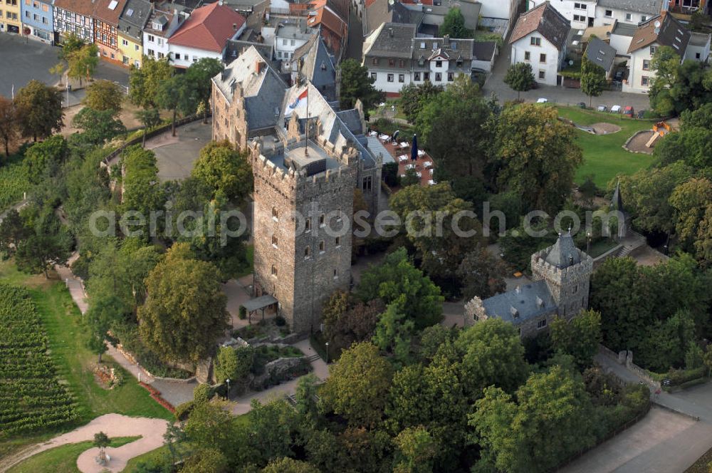 Aerial image Bingen am Rhein - Blick auf die Burg Klopp in Bingen am Rhein, Rheinland - Pfalz. Die Zeit der Erbauung geht auf das 13. Jahrhundert zurück. Zwischen 1240 und 1277 soll sie entstanden sein. Im Zusammenhang mit der Burg Ehrenfels und dem Mäuseturm dient die Burg Klopp der Verstärkung der Mainzer Zollbarriere. Nach der Zerstörung im Dreißigjährigen Krieg erfolgte 1653 der Wiederaufbau um dann 1711 gesprengt zu werden. Im 19. Jahrhundert erfolgte ein erneuter Versuch des Wiederaufbaus, in dem um 1875 bis 1879 das neugotische Hauptgebäude errichtet wurde. Die Burg ist seit 1897 der Sitz der Stadtverwaltung. Kontakt Touristinfo: Tourist Information Bingen Rheinkai 21, 55411 Bingen am Rhein, Tel. +49(0)6721 18 4200, Fax +49(0)6721 18 1214