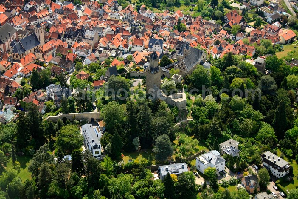 Aerial photograph Kronberg im Taunus - View from the northwest to the lying on the slope of the Taunus Kronberg medieval castle and view of the old town in Kronberg im Taunus in Hesse