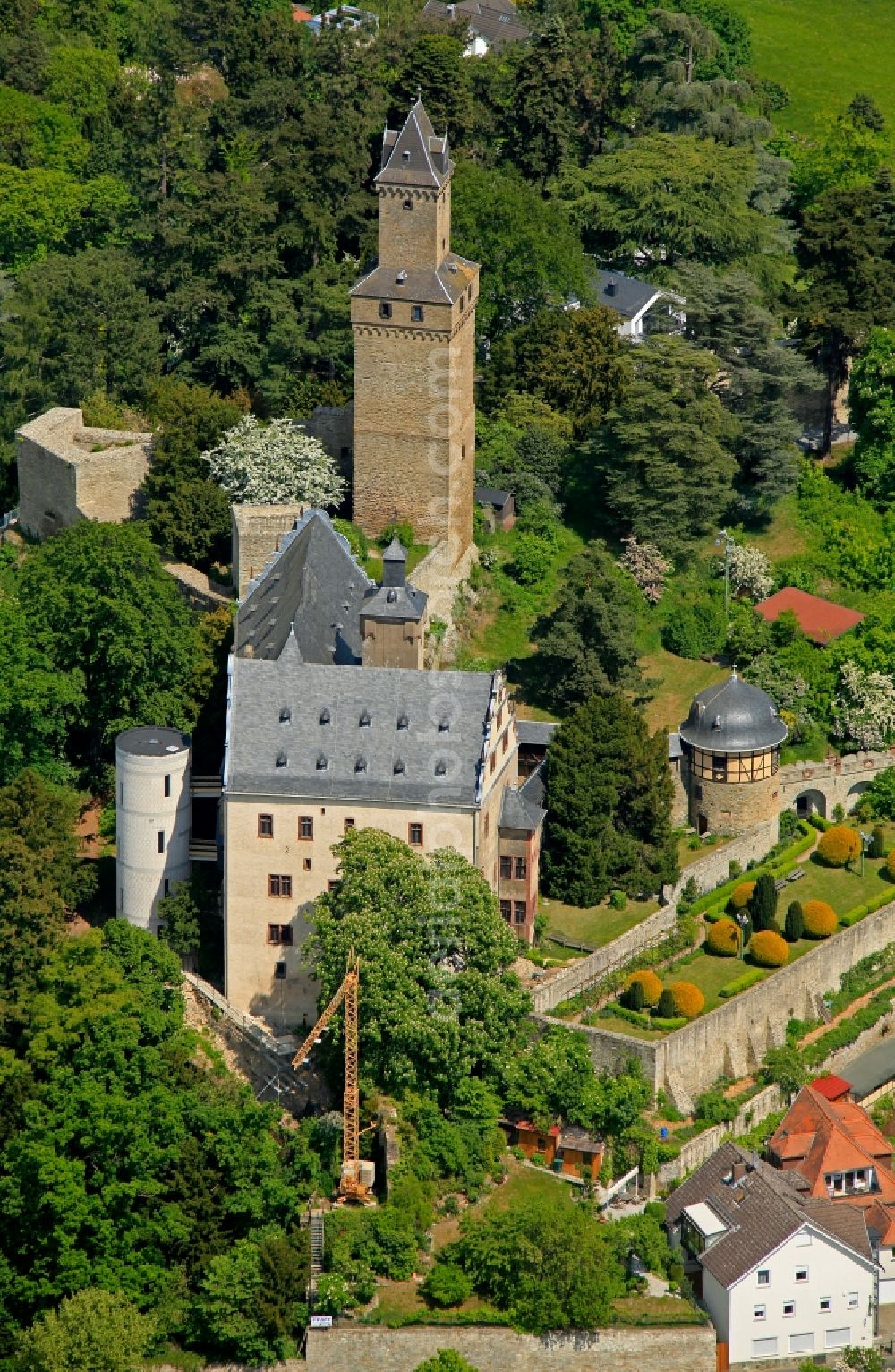 Aerial photograph Kronberg im Taunus - View of the medieval castle Kronberg with construction of a new tower in Kronberg im Taunus in Hesse