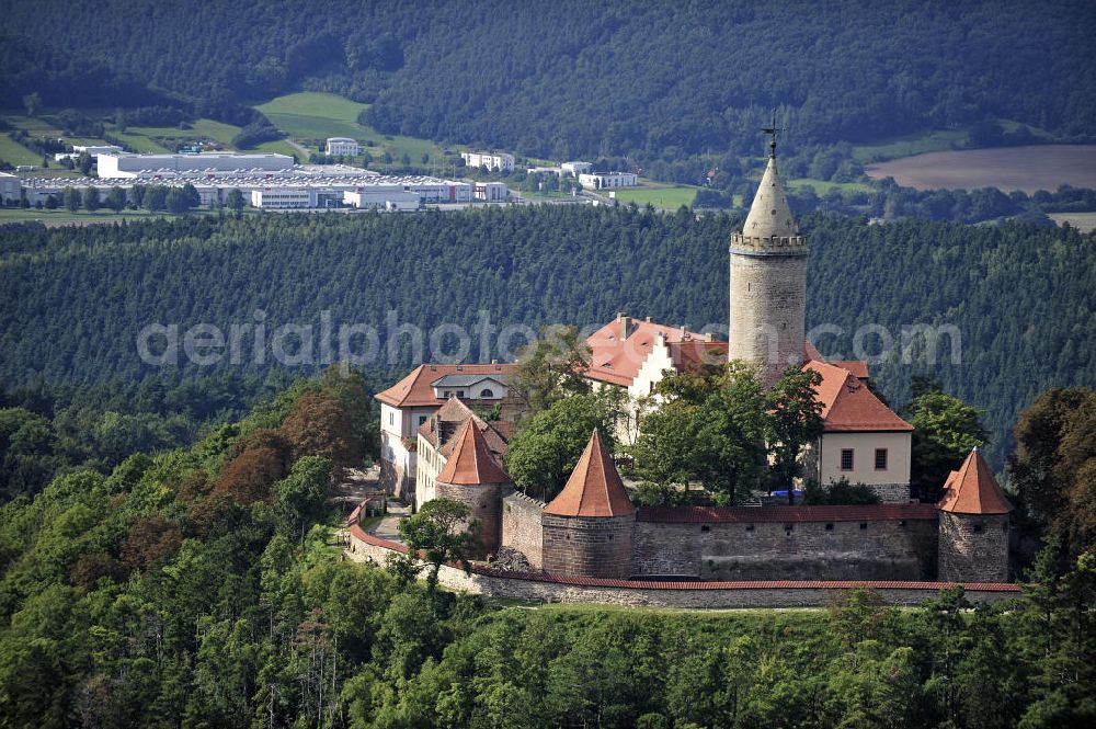 Seitenroda from above - Blick auf die Leuchtenburg in Seitenroda bei Kahla im Thüringer Wald. Sie gilt als die Königin des Saaletals und liegt auf einem weithin sichtbaren Bergkegel auf einer Höhe von 395 Metern. View of the Leuchtenburg in Seitenroda in the Thuringian Forest. It is considered as the Queen of the Saale valley and situated on large conical mountain peak at an altitude of 395 meters.