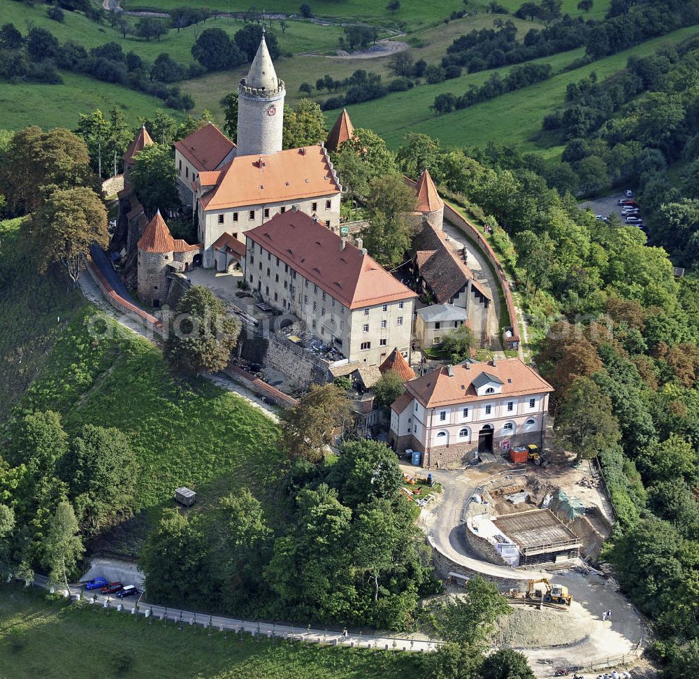 Aerial photograph Seitenroda - Blick auf die Leuchtenburg in Seitenroda bei Kahla im Thüringer Wald. Sie gilt als die Königin des Saaletals und liegt auf einem weithin sichtbaren Bergkegel auf einer Höhe von 395 Metern. View of the Leuchtenburg in Seitenroda in the Thuringian Forest. It is considered as the Queen of the Saale valley and situated on large conical mountain peak at an altitude of 395 meters.