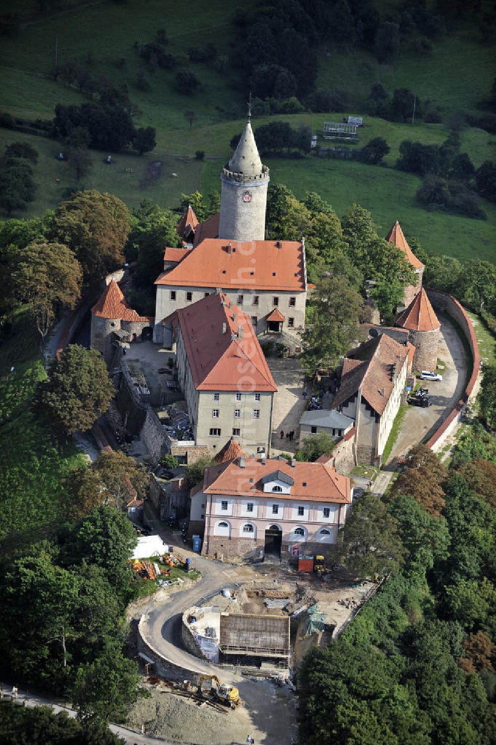 Aerial photograph Seitenroda - Blick auf die Leuchtenburg in Seitenroda bei Kahla im Thüringer Wald. Sie gilt als die Königin des Saaletals und liegt auf einem weithin sichtbaren Bergkegel auf einer Höhe von 395 Metern. View of the Leuchtenburg in Seitenroda in the Thuringian Forest. It is considered as the Queen of the Saale valley and situated on large conical mountain peak at an altitude of 395 meters.