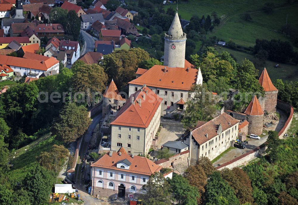 Seitenroda from above - Blick auf die Leuchtenburg in Seitenroda bei Kahla im Thüringer Wald. Sie gilt als die Königin des Saaletals und liegt auf einem weithin sichtbaren Bergkegel auf einer Höhe von 395 Metern. View of the Leuchtenburg in Seitenroda in the Thuringian Forest. It is considered as the Queen of the Saale valley and situated on large conical mountain peak at an altitude of 395 meters.