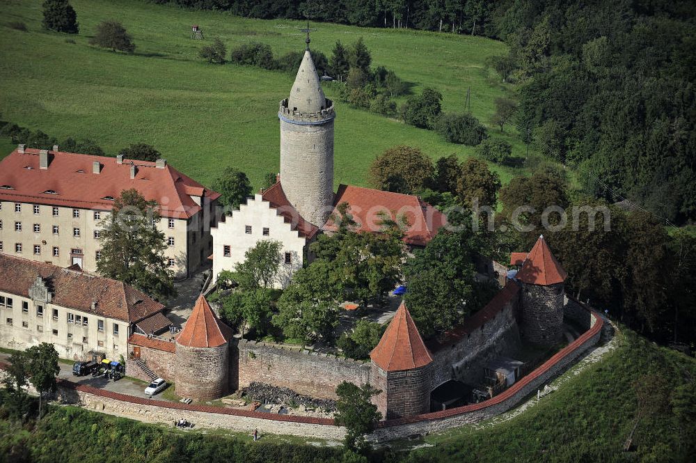 Aerial photograph Seitenroda - Blick auf die Leuchtenburg in Seitenroda bei Kahla im Thüringer Wald. Sie gilt als die Königin des Saaletals und liegt auf einem weithin sichtbaren Bergkegel auf einer Höhe von 395 Metern. View of the Leuchtenburg in Seitenroda in the Thuringian Forest. It is considered as the Queen of the Saale valley and situated on large conical mountain peak at an altitude of 395 meters.