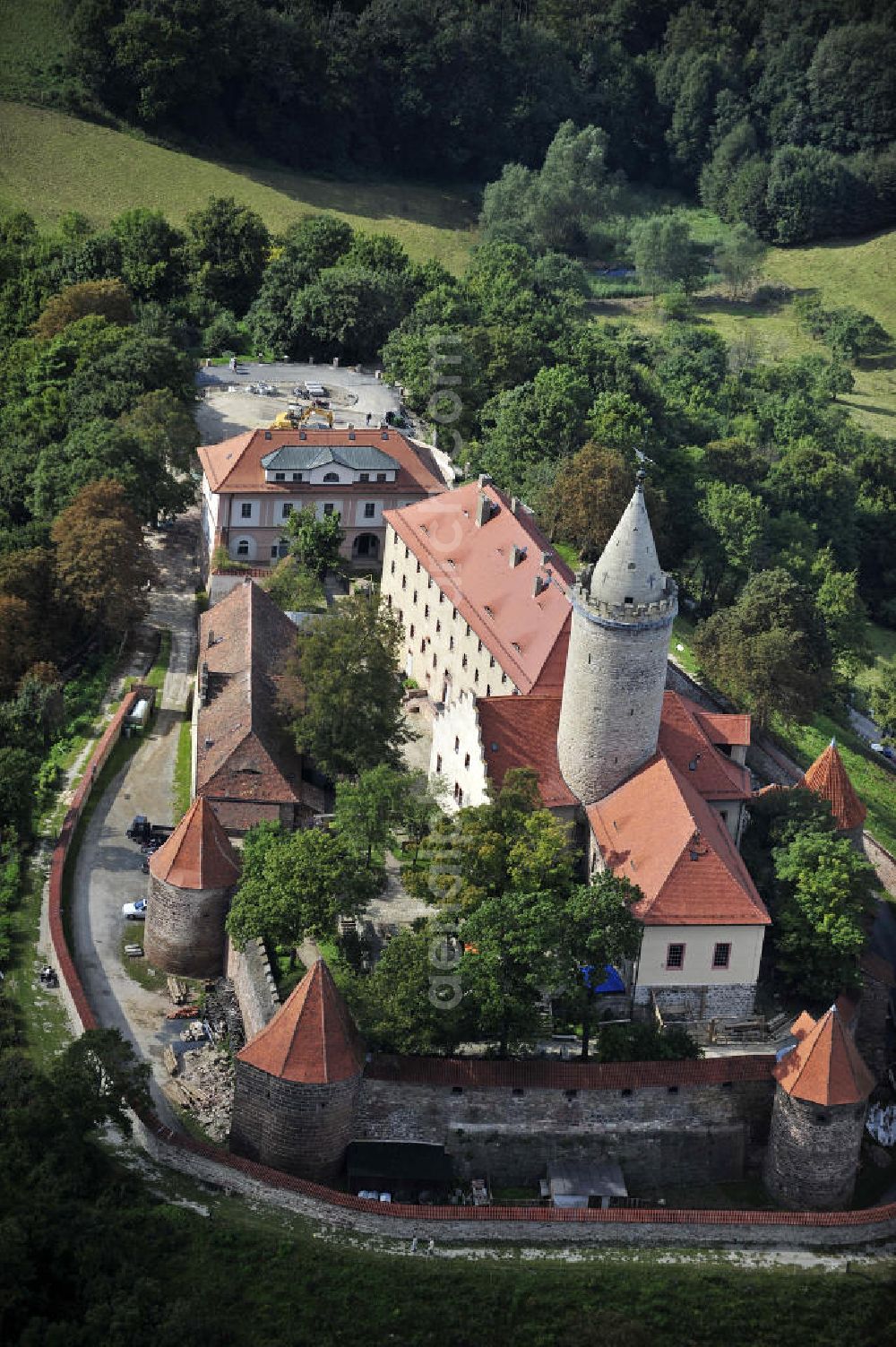 Seitenroda from above - Blick auf die Leuchtenburg in Seitenroda bei Kahla im Thüringer Wald. Sie gilt als die Königin des Saaletals und liegt auf einem weithin sichtbaren Bergkegel auf einer Höhe von 395 Metern. View of the Leuchtenburg in Seitenroda in the Thuringian Forest. It is considered as the Queen of the Saale valley and situated on large conical mountain peak at an altitude of 395 meters.