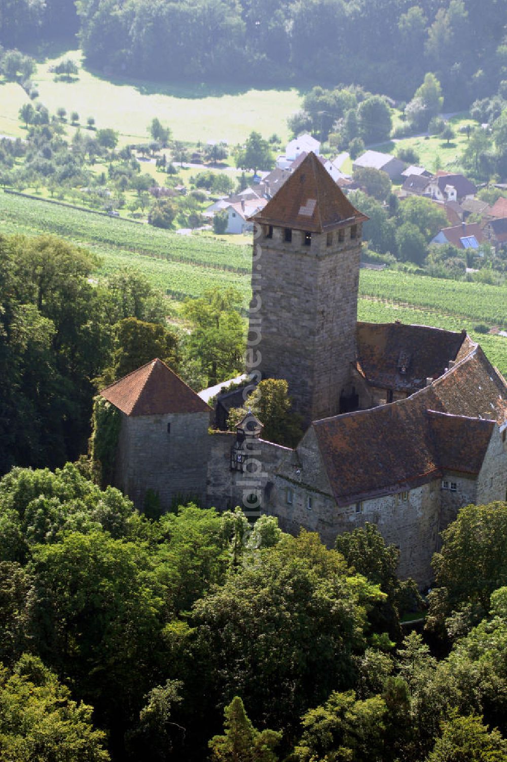 Oberstenfeld from the bird's eye view: Blick auf die Burg Lichtenberg in Oberstenfeld. Die Burg wurde 1197 erstmals urkundlich erwähnt und gilt als eine der ältesten Stauferburgen Deutschlands. Sie ist bewohnt und beherbergt ein nur zu besonderen Anlässen geöffnetes Restaurant. Kontakt: Inh. Freiherr von und zu Weiler, Burg Lichtenberg, 71720 Oberstenfeld, Tel. +49(0)7062 40 17, Fax +49(0)7062 40 28, Email: Burglichtenberg@gmx.de