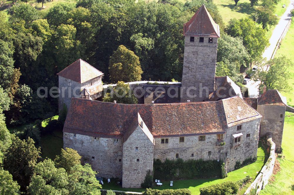 Oberstenfeld from above - Blick auf die Burg Lichtenberg in Oberstenfeld. Die Burg wurde 1197 erstmals urkundlich erwähnt und gilt als eine der ältesten Stauferburgen Deutschlands. Sie ist bewohnt und beherbergt ein nur zu besonderen Anlässen geöffnetes Restaurant. Kontakt: Inh. Freiherr von und zu Weiler, Burg Lichtenberg, 71720 Oberstenfeld, Tel. +49(0)7062 40 17, Fax +49(0)7062 40 28, Email: Burglichtenberg@gmx.de