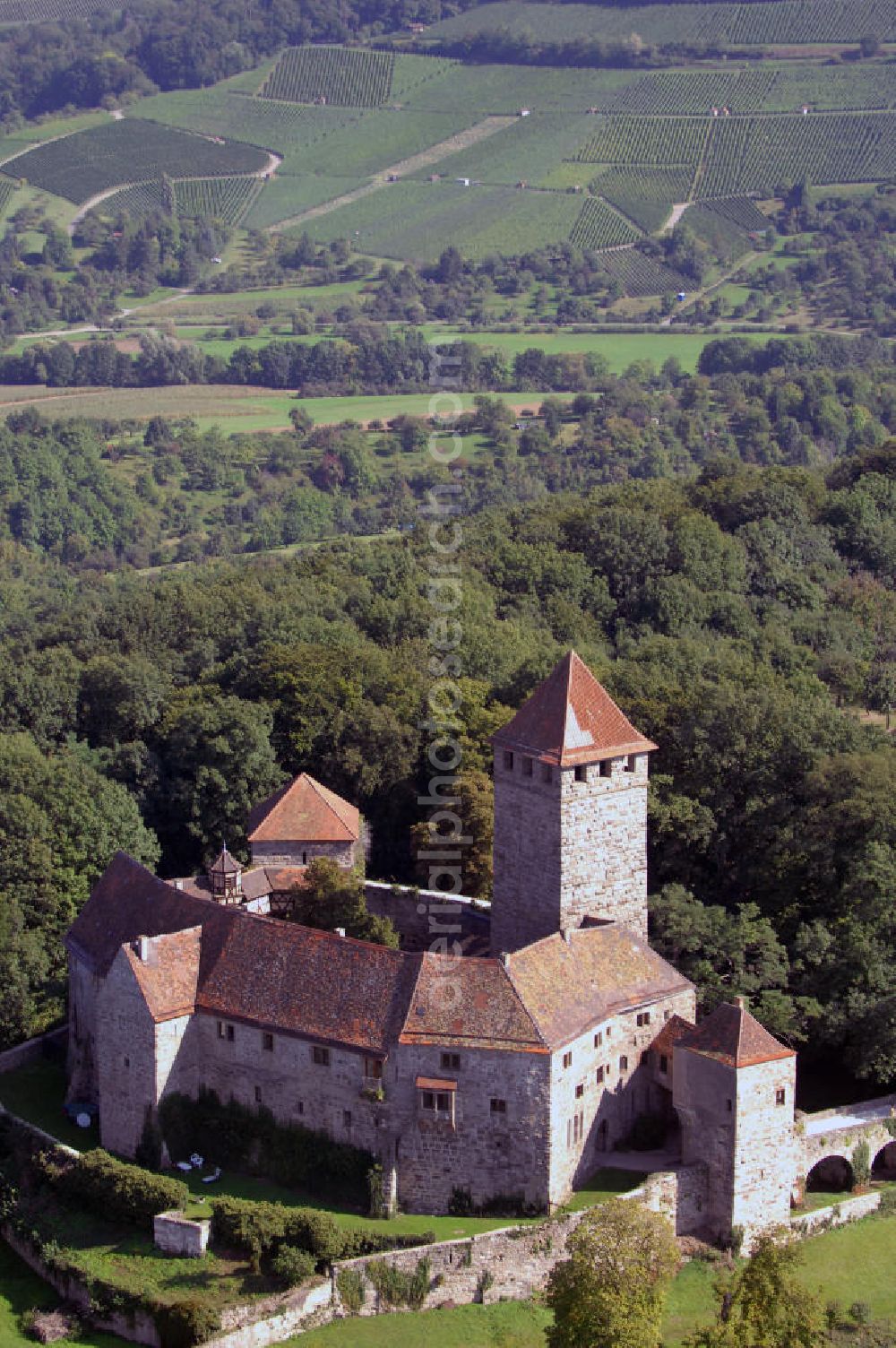 Oberstenfeld from the bird's eye view: Blick auf die Burg Lichtenberg in Oberstenfeld. Die Burg wurde 1197 erstmals urkundlich erwähnt und gilt als eine der ältesten Stauferburgen Deutschlands. Sie ist bewohnt und beherbergt ein nur zu besonderen Anlässen geöffnetes Restaurant. Kontakt: Inh. Freiherr von und zu Weiler, Burg Lichtenberg, 71720 Oberstenfeld, Tel. +49(0)7062 40 17, Fax +49(0)7062 40 28, Email: Burglichtenberg@gmx.de