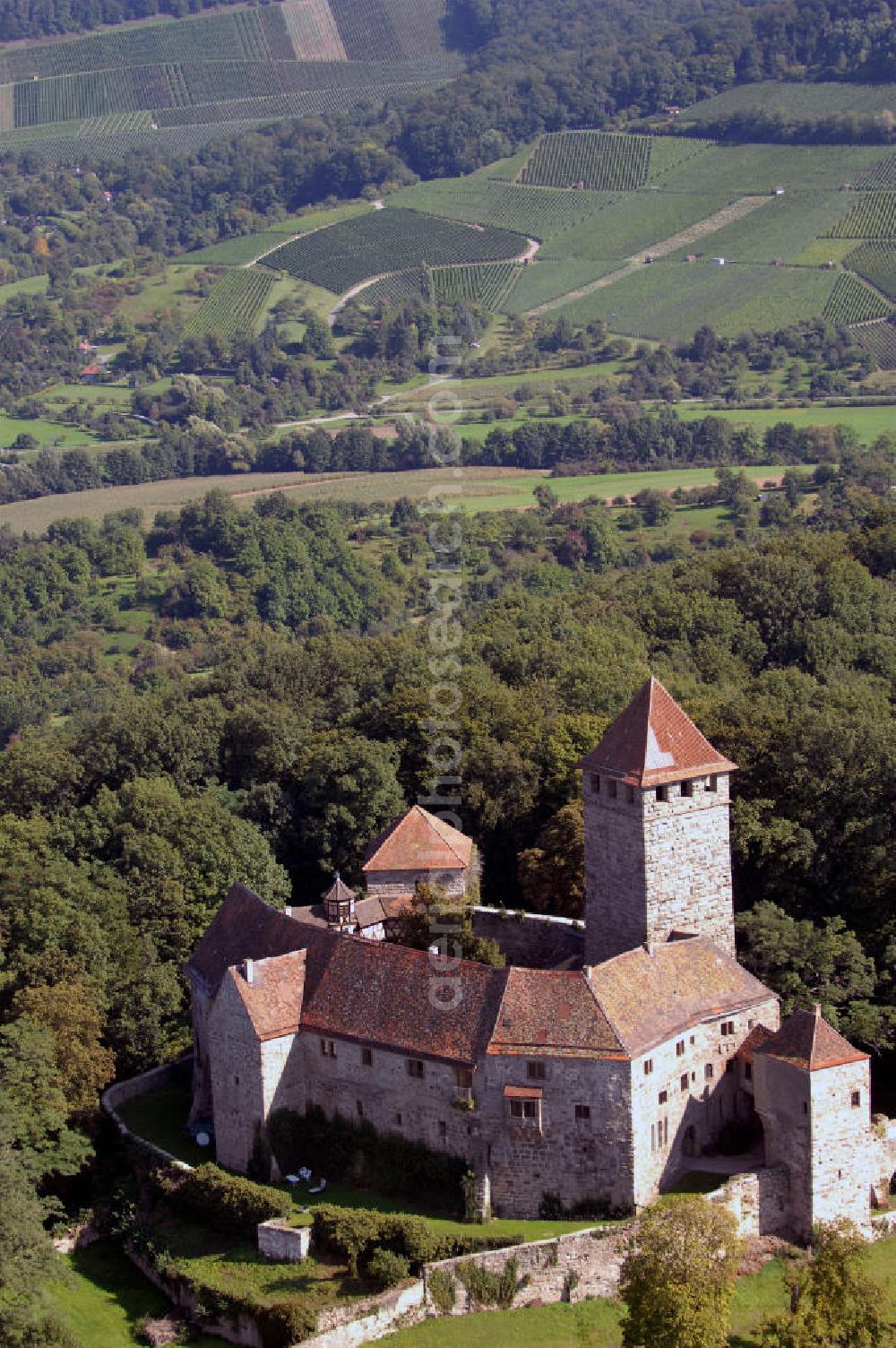 Aerial image Oberstenfeld - Blick auf die Burg Lichtenberg in Oberstenfeld. Die Burg wurde 1197 erstmals urkundlich erwähnt und gilt als eine der ältesten Stauferburgen Deutschlands. Sie ist bewohnt und beherbergt ein nur zu besonderen Anlässen geöffnetes Restaurant. Kontakt: Inh. Freiherr von und zu Weiler, Burg Lichtenberg, 71720 Oberstenfeld, Tel. +49(0)7062 40 17, Fax +49(0)7062 40 28, Email: Burglichtenberg@gmx.de