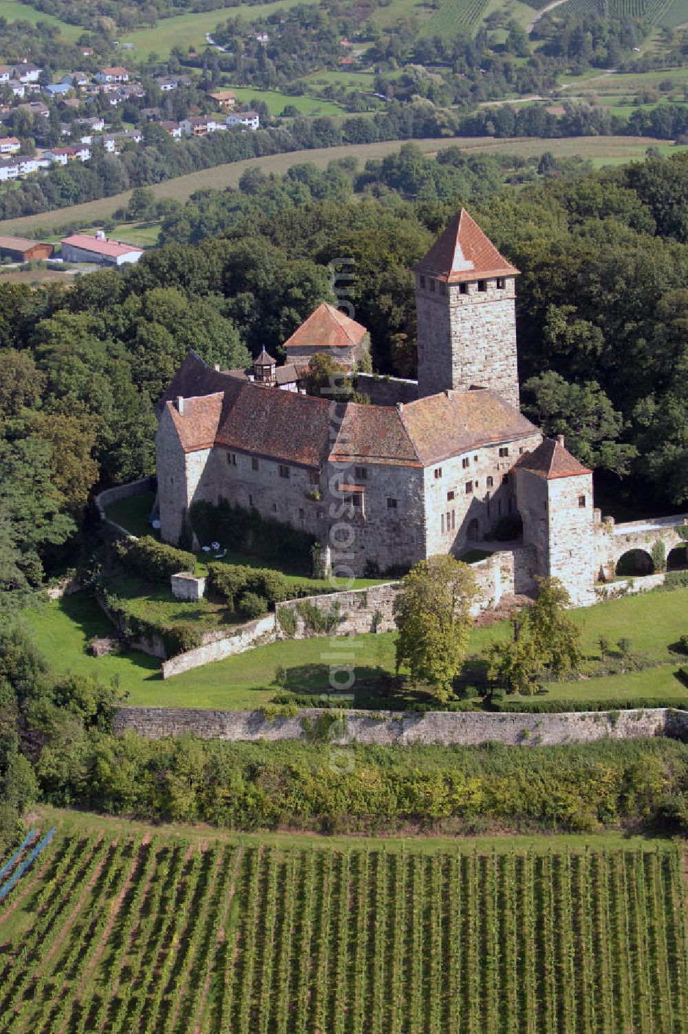 Aerial photograph Oberstenfeld - Blick auf die Burg Lichtenberg in Oberstenfeld. Die Burg wurde 1197 erstmals urkundlich erwähnt und gilt als eine der ältesten Stauferburgen Deutschlands. Sie ist bewohnt und beherbergt ein nur zu besonderen Anlässen geöffnetes Restaurant. Kontakt: Inh. Freiherr von und zu Weiler, Burg Lichtenberg, 71720 Oberstenfeld, Tel. +49(0)7062 40 17, Fax +49(0)7062 40 28, Email: Burglichtenberg@gmx.de