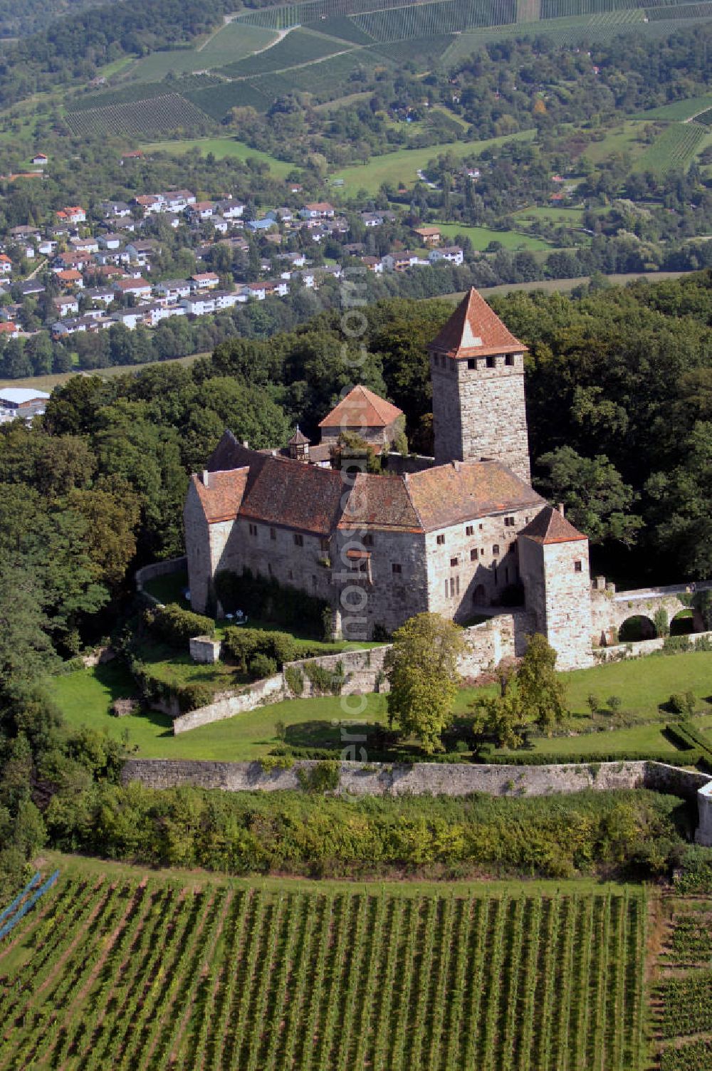 Oberstenfeld from above - Blick auf die Burg Lichtenberg in Oberstenfeld. Die Burg wurde 1197 erstmals urkundlich erwähnt und gilt als eine der ältesten Stauferburgen Deutschlands. Sie ist bewohnt und beherbergt ein nur zu besonderen Anlässen geöffnetes Restaurant. Kontakt: Inh. Freiherr von und zu Weiler, Burg Lichtenberg, 71720 Oberstenfeld, Tel. +49(0)7062 40 17, Fax +49(0)7062 40 28, Email: Burglichtenberg@gmx.de