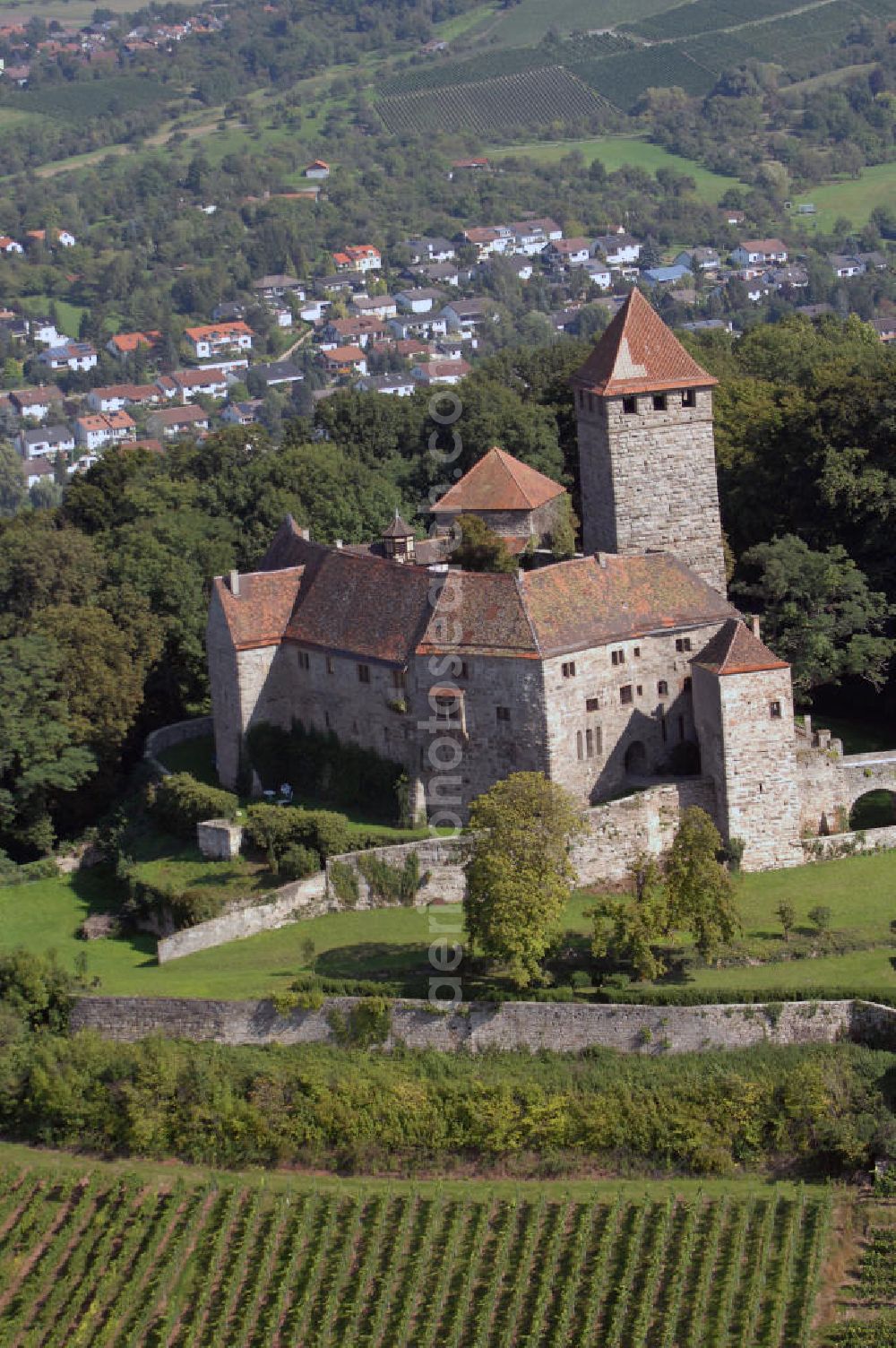 Oberstenfeld from the bird's eye view: Blick auf die Burg Lichtenberg in Oberstenfeld. Die Burg wurde 1197 erstmals urkundlich erwähnt und gilt als eine der ältesten Stauferburgen Deutschlands. Sie ist bewohnt und beherbergt ein nur zu besonderen Anlässen geöffnetes Restaurant. Kontakt: Inh. Freiherr von und zu Weiler, Burg Lichtenberg, 71720 Oberstenfeld, Tel. +49(0)7062 40 17, Fax +49(0)7062 40 28, Email: Burglichtenberg@gmx.de