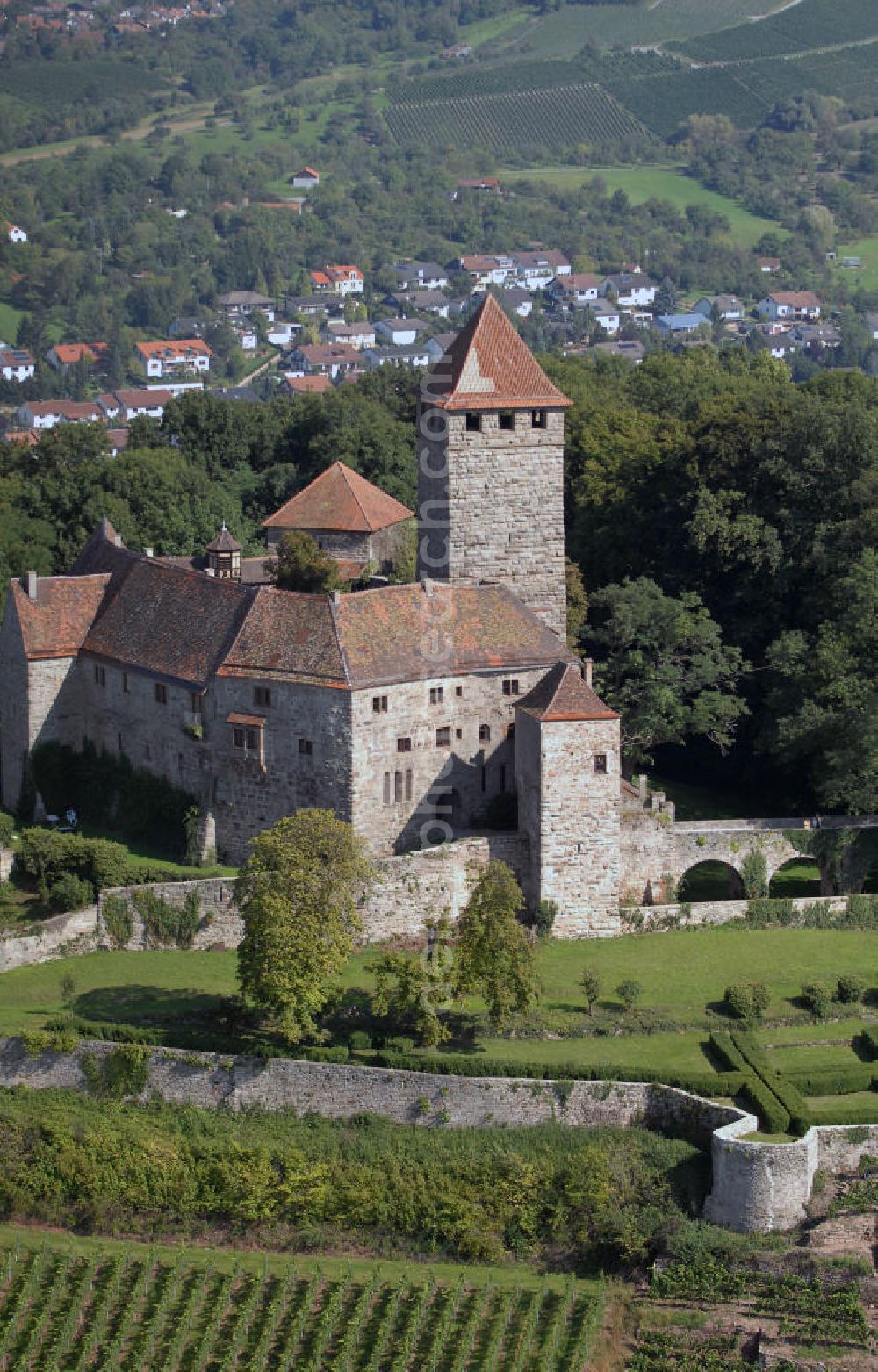 Aerial image Oberstenfeld - Blick auf die Burg Lichtenberg in Oberstenfeld. Die Burg wurde 1197 erstmals urkundlich erwähnt und gilt als eine der ältesten Stauferburgen Deutschlands. Sie ist bewohnt und beherbergt ein nur zu besonderen Anlässen geöffnetes Restaurant. Kontakt: Inh. Freiherr von und zu Weiler, Burg Lichtenberg, 71720 Oberstenfeld, Tel. +49(0)7062 40 17, Fax +49(0)7062 40 28, Email: Burglichtenberg@gmx.de