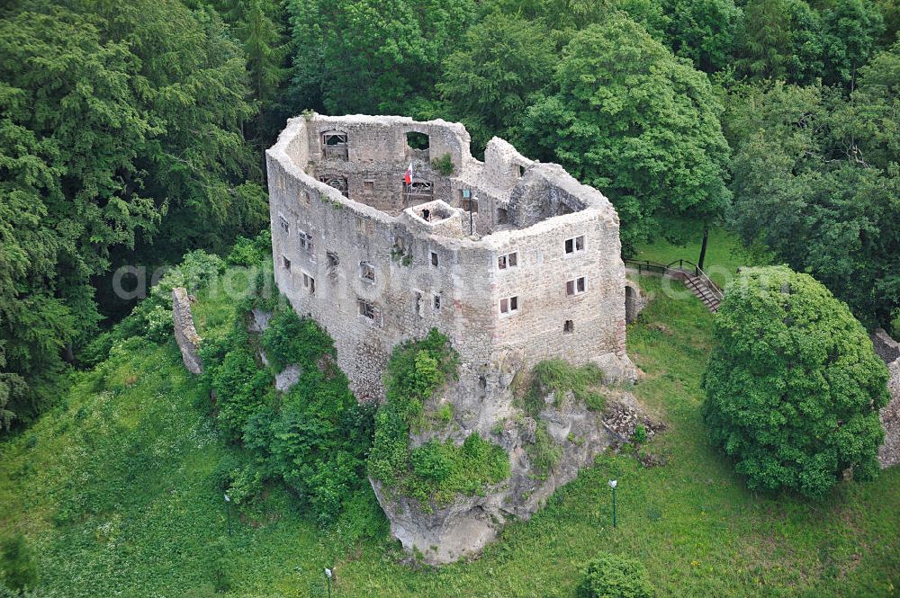 Aerial image Bad Liebenstein - Blick auf die Burg Liebenstein ( Wartburg-Stiftung Eisenachkreis ). Die Burgruine Liebenstein ist eine ehemalige Höhenburg am Südwesthang des Thüringer Waldes. Sie liegt nördlich oberhalb der Stadt Bad Liebenstein auf dem Schlossberg. View of the Castle Liebenstein.