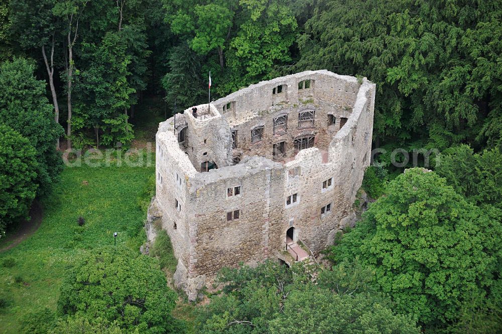 Bad Liebenstein from above - Blick auf die Burg Liebenstein ( Wartburg-Stiftung Eisenachkreis ). Die Burgruine Liebenstein ist eine ehemalige Höhenburg am Südwesthang des Thüringer Waldes. Sie liegt nördlich oberhalb der Stadt Bad Liebenstein auf dem Schlossberg. View of the Castle Liebenstein.