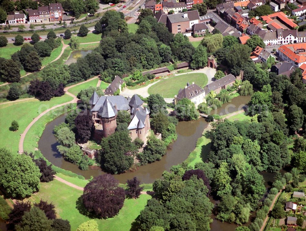 Aerial image Krefeld - . Die Burg Linn ist im nordrhein-westf?lischen Krefeld, Stadtteil Linn. Sie liegt ?stlich vom Stadtzentrum.