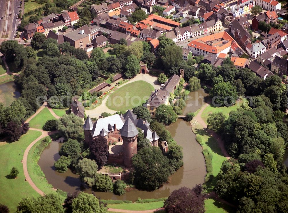 Krefeld from the bird's eye view: . Die Burg Linn ist eine Wasserburg im nordrhein-westf?lischen Krefeld, Stadtteil Linn. Sie befindet sich f?nf Kilometer ?stlich vom Stadtzentrum.