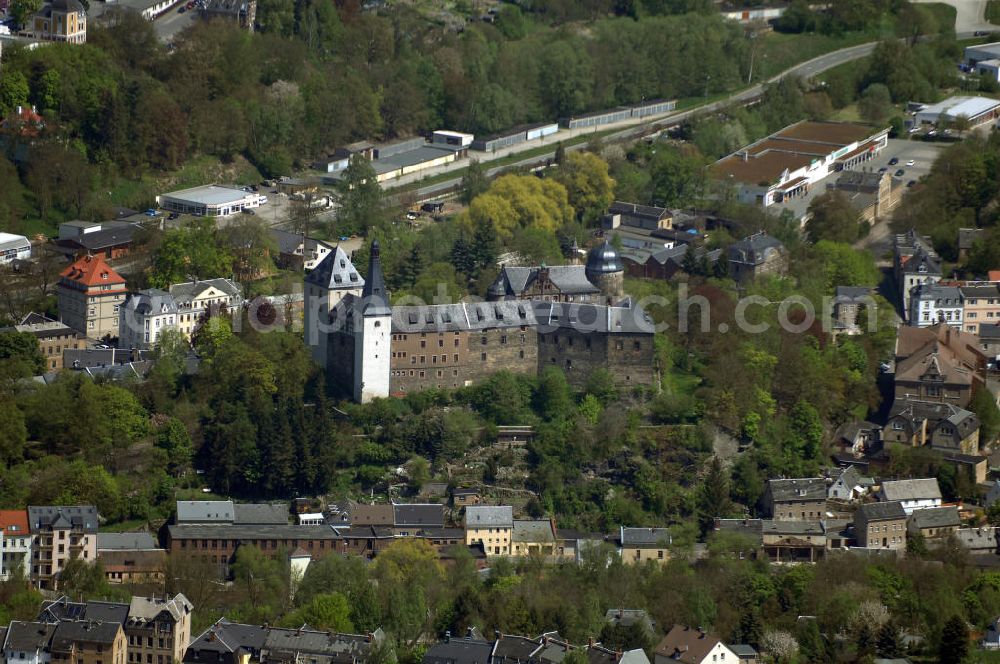 Aerial photograph Mylau - Blick auf die Burg Mylau und einen Teil der Stadt. Die Burg ist eine Wehranlage und das 1883 eingerichtete Museum umfasst die größte Naturkundesammlung im Vogtland. Kontakt: Burg 1, 08499 Mylau, Tel. +49(0)3765 34247, Email: stadt-mylau@mylau.de