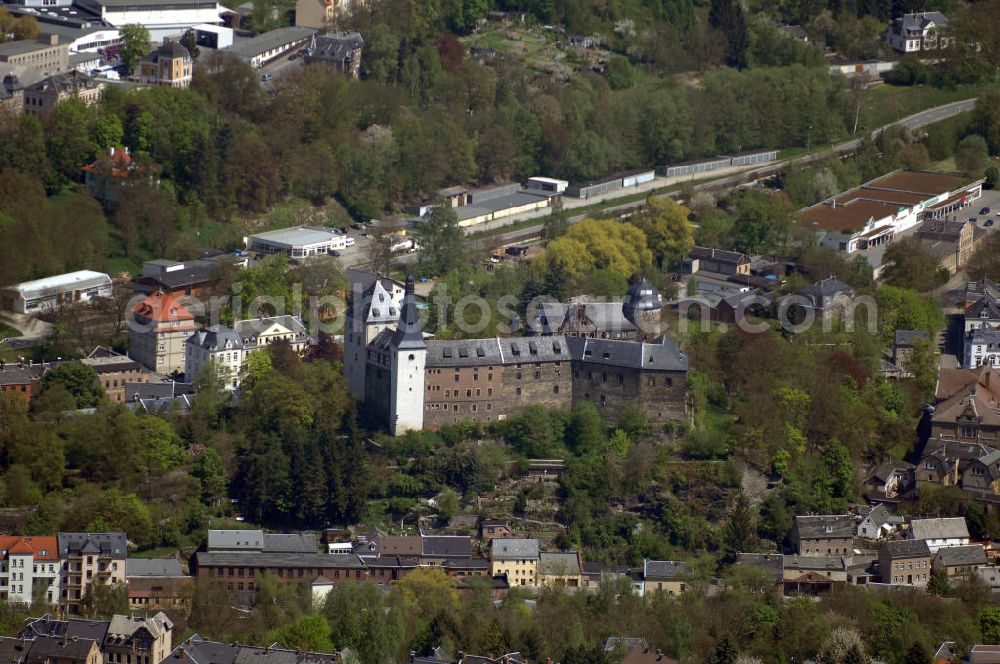 Mylau from above - Blick auf die Burg Mylau und einen Teil der Stadt. Die Burg ist eine Wehranlage und das 1883 eingerichtete Museum umfasst die größte Naturkundesammlung im Vogtland. Kontakt: Burg 1, 08499 Mylau, Tel. +49(0)3765 34247, Email: stadt-mylau@mylau.de