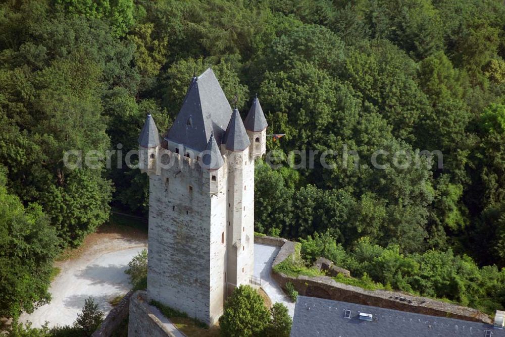 Nassau from the bird's eye view: Die Burg Nassau erhebt sich nahe dem gleichnamigen Ort Nassau auf einem Felskegel 120 Meter über der Lahn im Rhein-Lahn-Kreis und ist ein typisches Beispiel für eine Gipfelburg. Ihre Erbauer entstammten dem Adelsgeschlecht, das heute noch die Herrscher der Niederlande und Luxemburgs stellt. Erste Erwähnung findet die Burg Nassau 1093 mit Nennung des Grafen Dudo von Laurenburg in der ersten Stiftungsurkunde des Klosters Maria Laach. Da die Urkunde aber in Kreisen von Historikern als Fälschung gilt, ist diese Jahreszahl keine verlässliche Angabe. Die verbürgten Anfänge der Burg datieren um das Jahr 1100. 1120 nahmen Ruprecht I. von Laurenburg (auch Rupert I.) und sein Bruder Arnold I. den Nassauer Burgberg mitsamt dem darauf stehenden Wohnturm in Besitz. Sie ließen die Burganlage 1124 umgestalten und erweitern.Da die Burg zur damaligen Zeit jedoch auf dem Grund und Boden des Bistums Worms stand, entwickelte sich aus der Besitznahme der beiden Brüder ein erbitterter Streit zwischen ihrer Familie und dem Domstift zu Worms, der erst 1159 durch Intervention des Trierer Erzbischofs Hillin von Fallemanien beigelegt werden konnte. Die Laurenburger Grafenfamilie verzichtete auf ihr Allodialrecht und wurde im Gegenzug vom Erzbischof zu Trier mit Burg und Herrschaft Nassau belehnt. Fortan nannten sich die Laurenburger nach ihrer neuen Stammburg Grafen von Nassau.