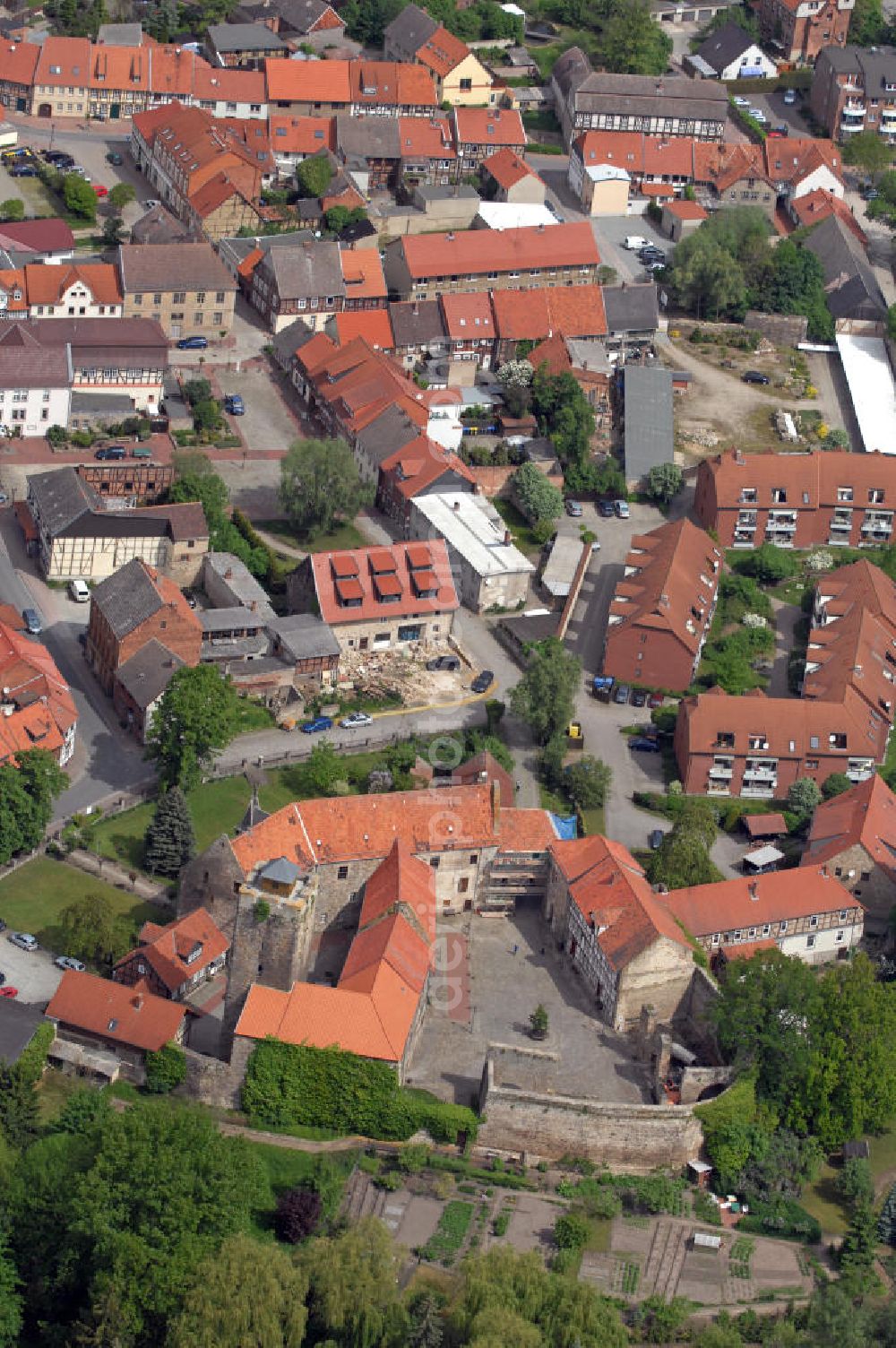 Aerial photograph Oebisfelde - Weferlingen - Blick auf die Burg Oebisfelde in Oebisfelde-Weferlingen in Sachsen-Anhalt. Die Burg Oebisfelde, auch Sumpfburg Oebisfelde genannt, ist eine der ältesten noch erhaltenen Sumpfburgen in Europa und stammt aus dem 10. Jahrhundert. View of the Castle in Oebisfelde in Oebisfelde-Weferlingen, Saxony-Anhalt. The castle Oebisfelde is one of the oldest surviving swamp castles in Europe, dating from the 10th Century.