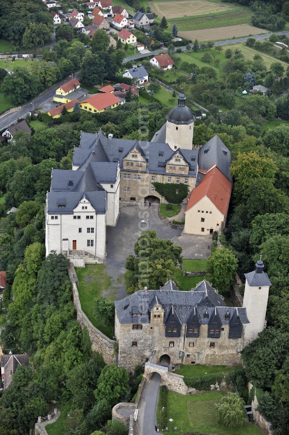 Ranis from above - Blick auf die Burg Ranis. Das Renaissanceschloss aus dem 16. Jahrhundert basiert auf einer Wehrburg aus dem 12. Jahrhundert. View of the Castle Ranis. The Renaissance castle of the 16th Century based on a fortress from the 12th Century.