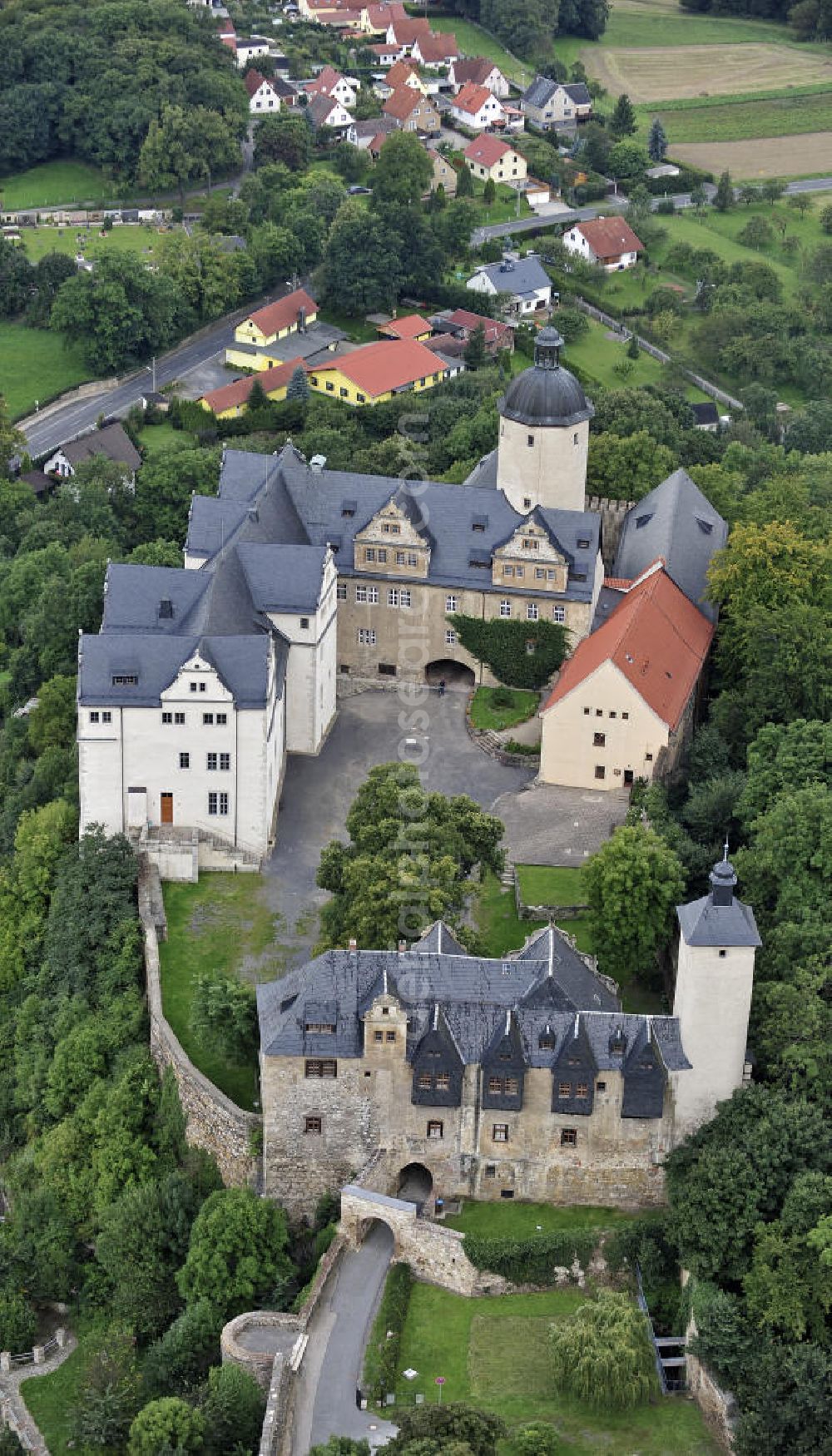 Ranis from the bird's eye view: Blick auf die Burg Ranis. Das Renaissanceschloss aus dem 16. Jahrhundert basiert auf einer Wehrburg aus dem 12. Jahrhundert. View of the Castle Ranis. The Renaissance castle of the 16th Century based on a fortress from the 12th Century.