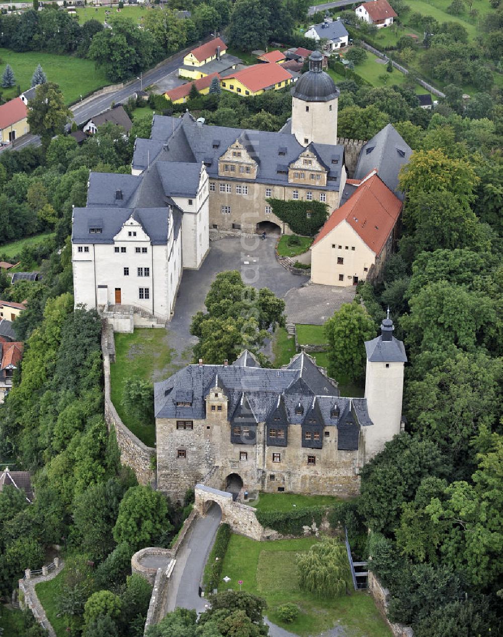 Aerial image Ranis - Blick auf die Burg Ranis. Das Renaissanceschloss aus dem 16. Jahrhundert basiert auf einer Wehrburg aus dem 12. Jahrhundert. View of the Castle Ranis. The Renaissance castle of the 16th Century based on a fortress from the 12th Century.