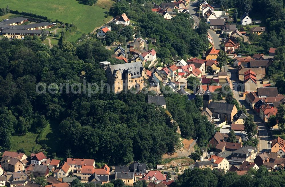 Ranis from the bird's eye view: About the historic city of Ranis in Thuringia towers the castle Ranis. The hill fort was in the Middle Ages in the possession of Margrave. Later she went to the Wettin. Today it is part of the Thuringian Palaces and Gardens Foundation and is used as a museum. In the rocks below the castle is the Ilsen cave, a archeological site. The Church of St. Margaret is on the Kirchgasse. The built in Gothic style religious building is a nationally estimated concert church