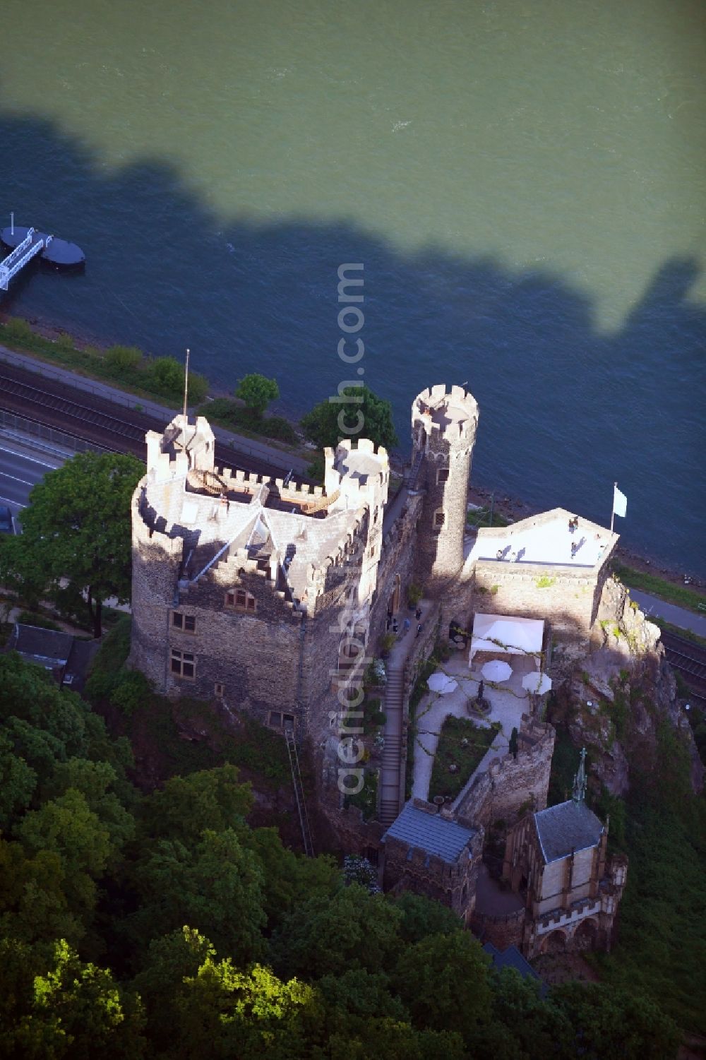 Trechtingshausen from the bird's eye view: Castle of the fortress Romantik-Schloss Burg Rheinstein in Trechtingshausen in the state Rhineland-Palatinate, Germany