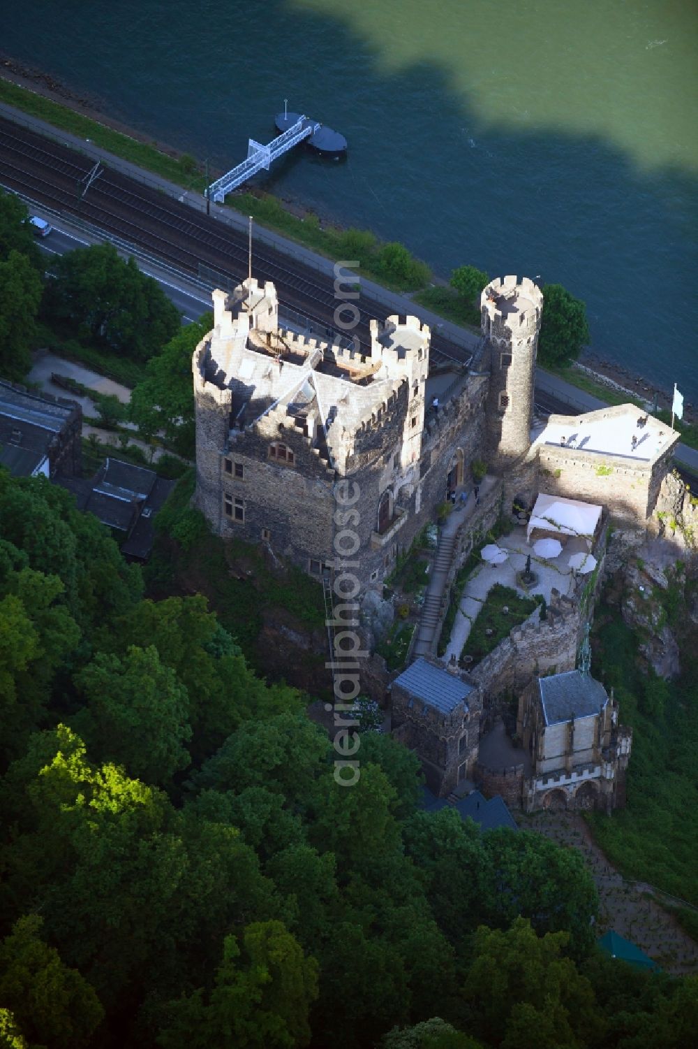 Aerial image Trechtingshausen - Castle of the fortress Romantik-Schloss Burg Rheinstein in Trechtingshausen in the state Rhineland-Palatinate, Germany