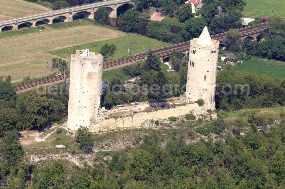 Aerial photograph Bad Kösen - Strasse der Romanik: Zwei Rundtürme gleicher Bauart stehen in 33 m Abstand mit einer Ringmauer in Verbindung. Zwischen den Türmen liegt ein in den Felsen geschlagener, viereckiger Brunnen, der in 20 m Tiefe mit Bauschutt gefüllt ist. Burg Saaleck wird heute museal genutzt.