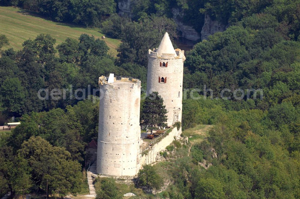 Aerial photograph Bad Kösen - Strasse der Romanik: Zwei Rundtürme gleicher Bauart stehen in 33 m Abstand mit einer Ringmauer in Verbindung. Zwischen den Türmen liegt ein in den Felsen geschlagener, viereckiger Brunnen, der in 20 m Tiefe mit Bauschutt gefüllt ist. Burg Saaleck wird heute museal genutzt.