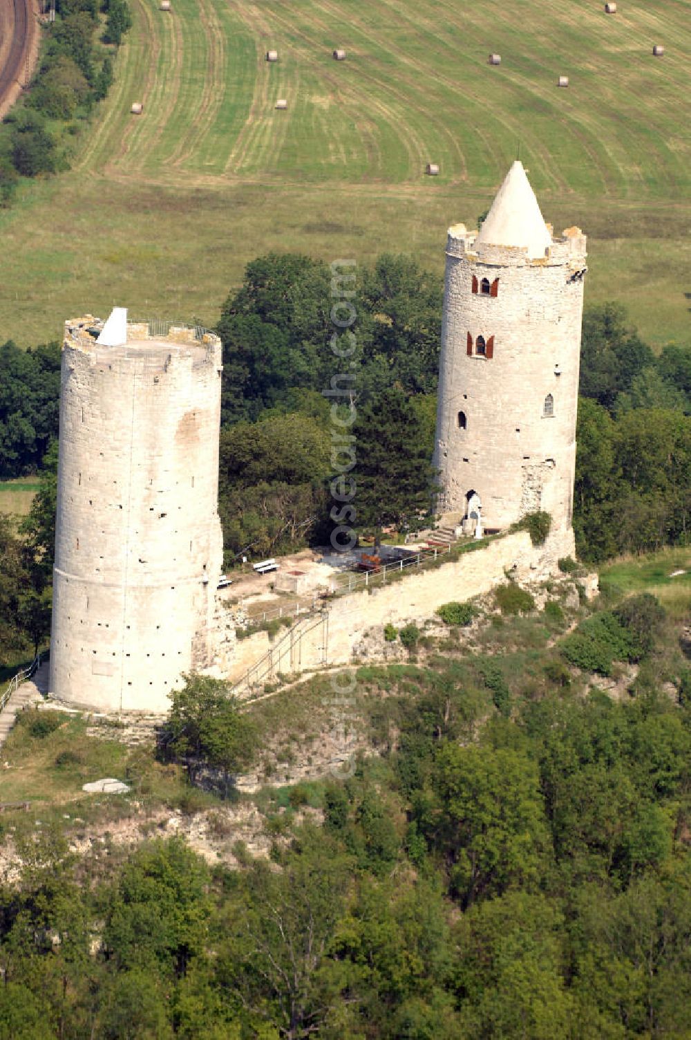 Bad Kösen from above - Strasse der Romanik: Zwei Rundtürme gleicher Bauart stehen in 33 m Abstand mit einer Ringmauer in Verbindung. Zwischen den Türmen liegt ein in den Felsen geschlagener, viereckiger Brunnen, der in 20 m Tiefe mit Bauschutt gefüllt ist. Burg Saaleck wird heute museal genutzt.