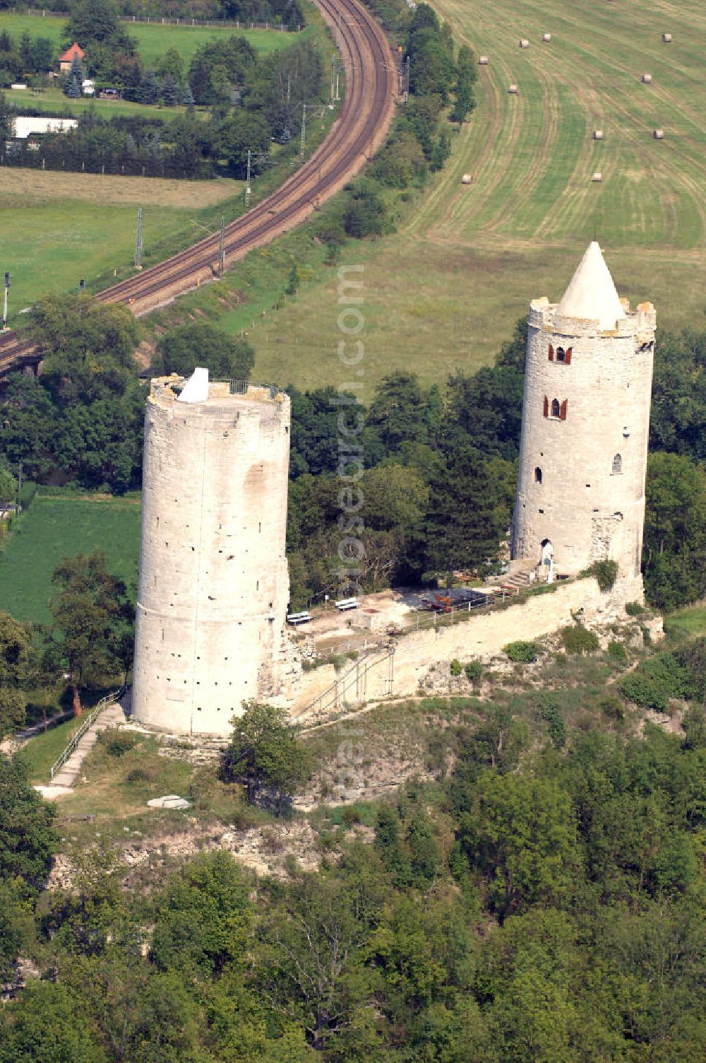 Bad Kösen from the bird's eye view: Strasse der Romanik: Zwei Rundtürme gleicher Bauart stehen in 33 m Abstand mit einer Ringmauer in Verbindung. Zwischen den Türmen liegt ein in den Felsen geschlagener, viereckiger Brunnen, der in 20 m Tiefe mit Bauschutt gefüllt ist. Burg Saaleck wird heute museal genutzt.