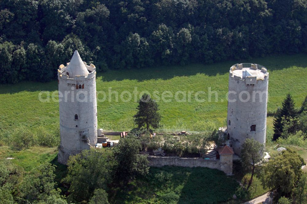 Aerial photograph Bad Kösen - Strasse der Romanik: Zwei Rundtürme gleicher Bauart stehen in 33 m Abstand mit einer Ringmauer in Verbindung. Zwischen den Türmen liegt ein in den Felsen geschlagener, viereckiger Brunnen, der in 20 m Tiefe mit Bauschutt gefüllt ist. Burg Saaleck wird heute museal genutzt.