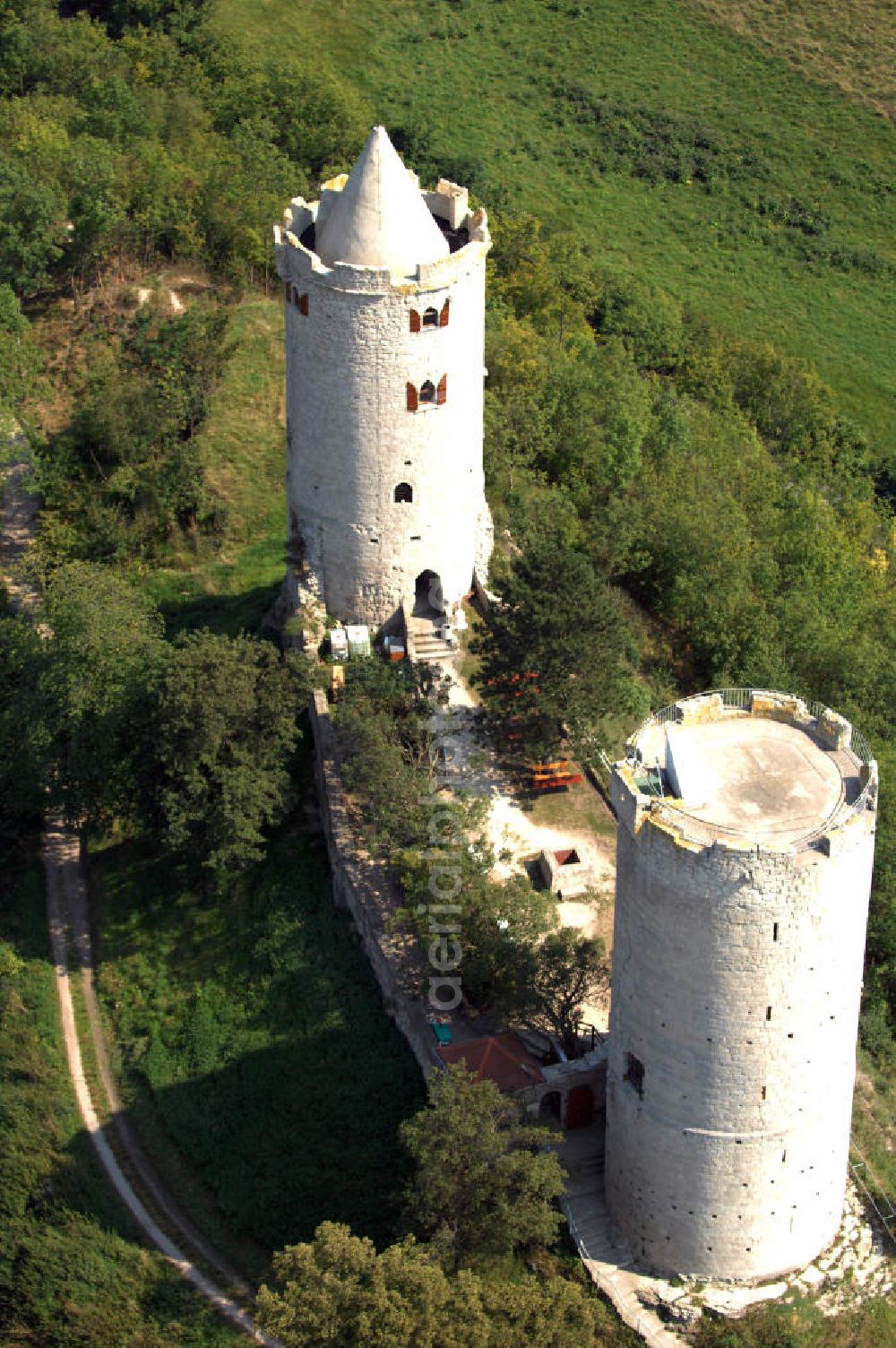 Bad Kösen from above - Strasse der Romanik: Zwei Rundtürme gleicher Bauart stehen in 33 m Abstand mit einer Ringmauer in Verbindung. Zwischen den Türmen liegt ein in den Felsen geschlagener, viereckiger Brunnen, der in 20 m Tiefe mit Bauschutt gefüllt ist. Burg Saaleck wird heute museal genutzt.