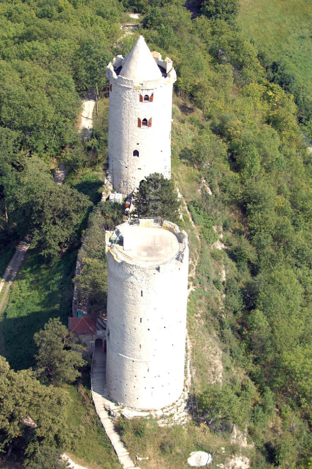 Bad Kösen from the bird's eye view: Strasse der Romanik: Zwei Rundtürme gleicher Bauart stehen in 33 m Abstand mit einer Ringmauer in Verbindung. Zwischen den Türmen liegt ein in den Felsen geschlagener, viereckiger Brunnen, der in 20 m Tiefe mit Bauschutt gefüllt ist. Burg Saaleck wird heute museal genutzt.