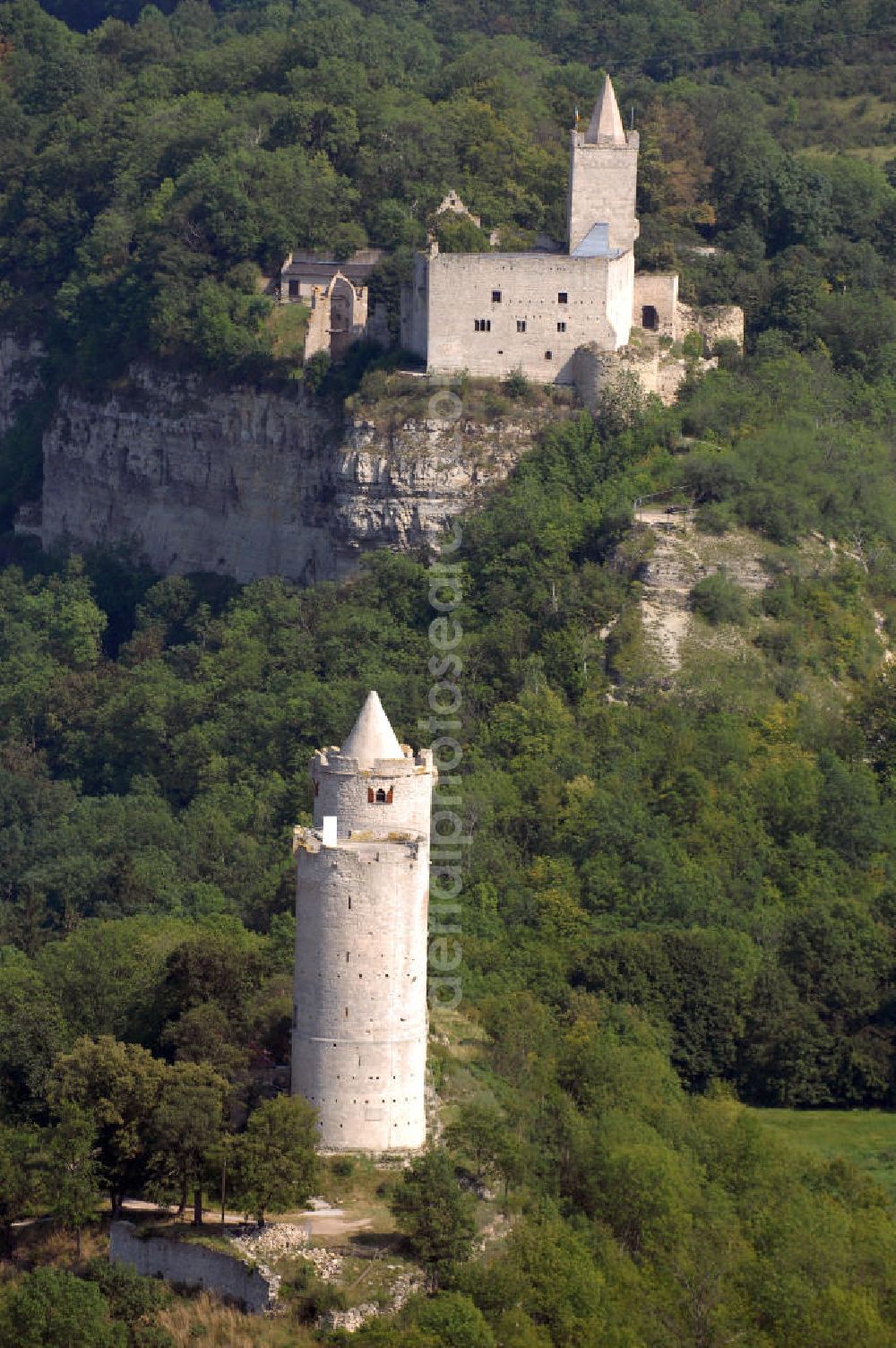 Bad Kösen from the bird's eye view: Die Burg Saaleck (Vordergrund) diente mit der benachbarten Rudelsburg als sogenannte Sperrburg. Beide sind Teil der Straße der Romanik, welche durch Sachsen-Anhalt führt. Kontakt Burg Saaleck: Tel.: 034463-27745 Kontakt Rudelsburg: Tel.: 034463-27325