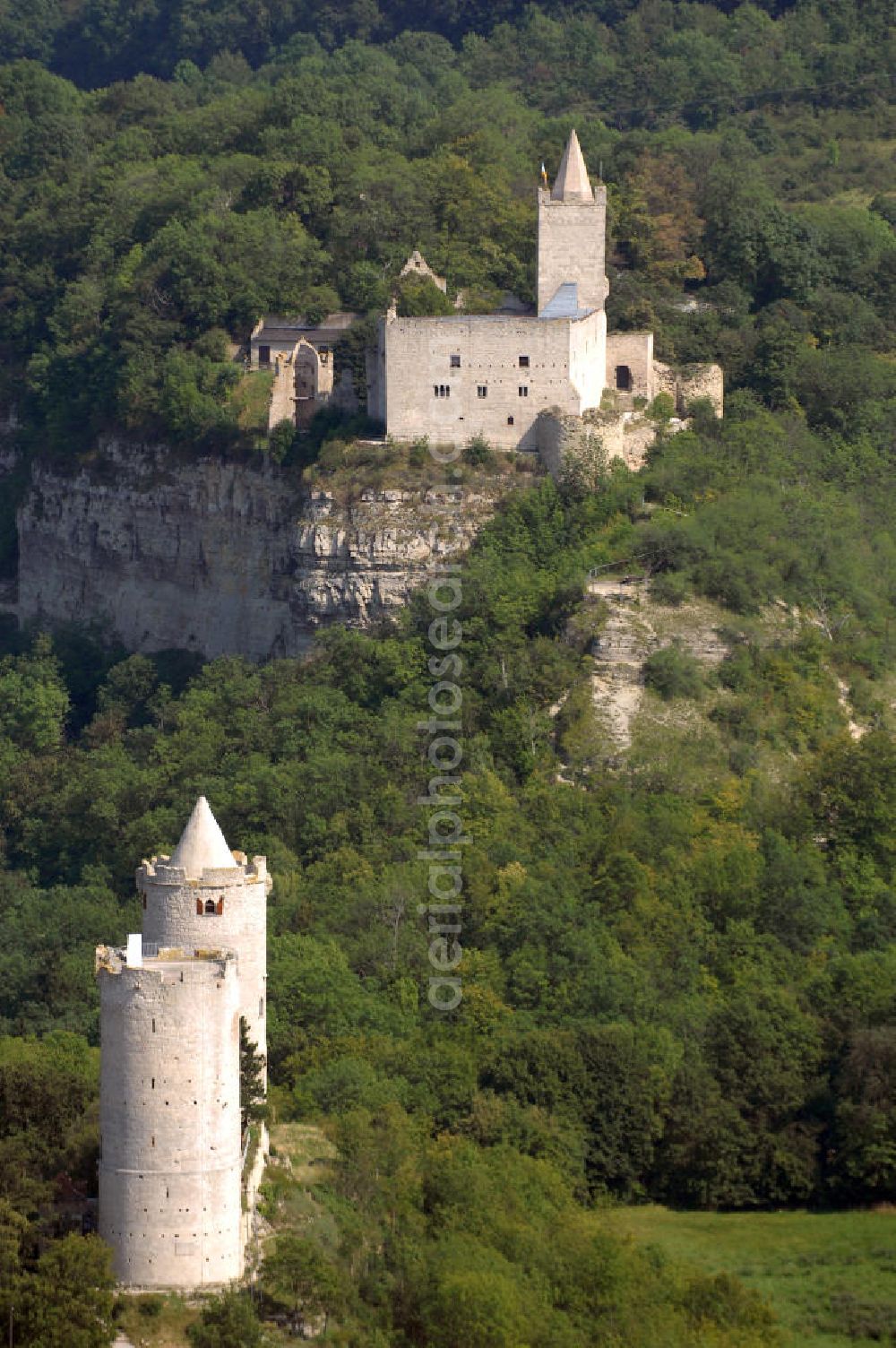 Aerial image Bad Kösen - Die Burg Saaleck (Vordergrund) diente mit der benachbarten Rudelsburg als sogenannte Sperrburg. Beide sind Teil der Straße der Romanik, welche durch Sachsen-Anhalt führt. Kontakt Burg Saaleck: Tel.: 034463-27745 Kontakt Rudelsburg: Tel.: 034463-27325