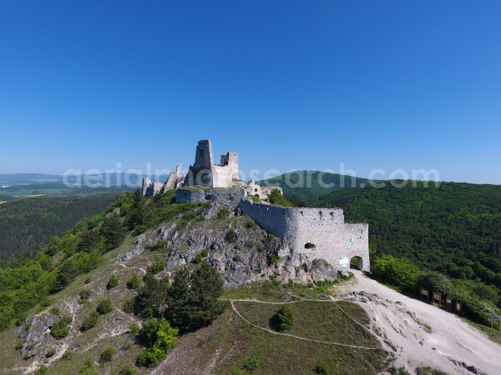 Aerial photograph Visnove - Castle of the fortress Schaechtitz in Visnove in Trenciansky kraj, Slovakia