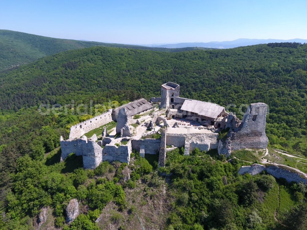 Aerial photograph Visnove - Castle of the fortress Schaechtitz in Visnove in Trenciansky kraj, Slovakia