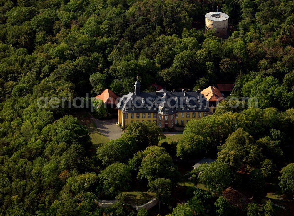 Aerial photograph Liebenburg - Ruins and castle on castle hill in Liebenburg in the state of Lower Saxony. The stronghold was built in the 13th century and had 7 towers. What remains today are parts of the outer bailey, of the guard towers and parts of the ring wall. In the 18th century, the yellow baroque hunting castle was built. It is located south of the ruins and includes a church. A sculpture garden was put in place in the former castle park