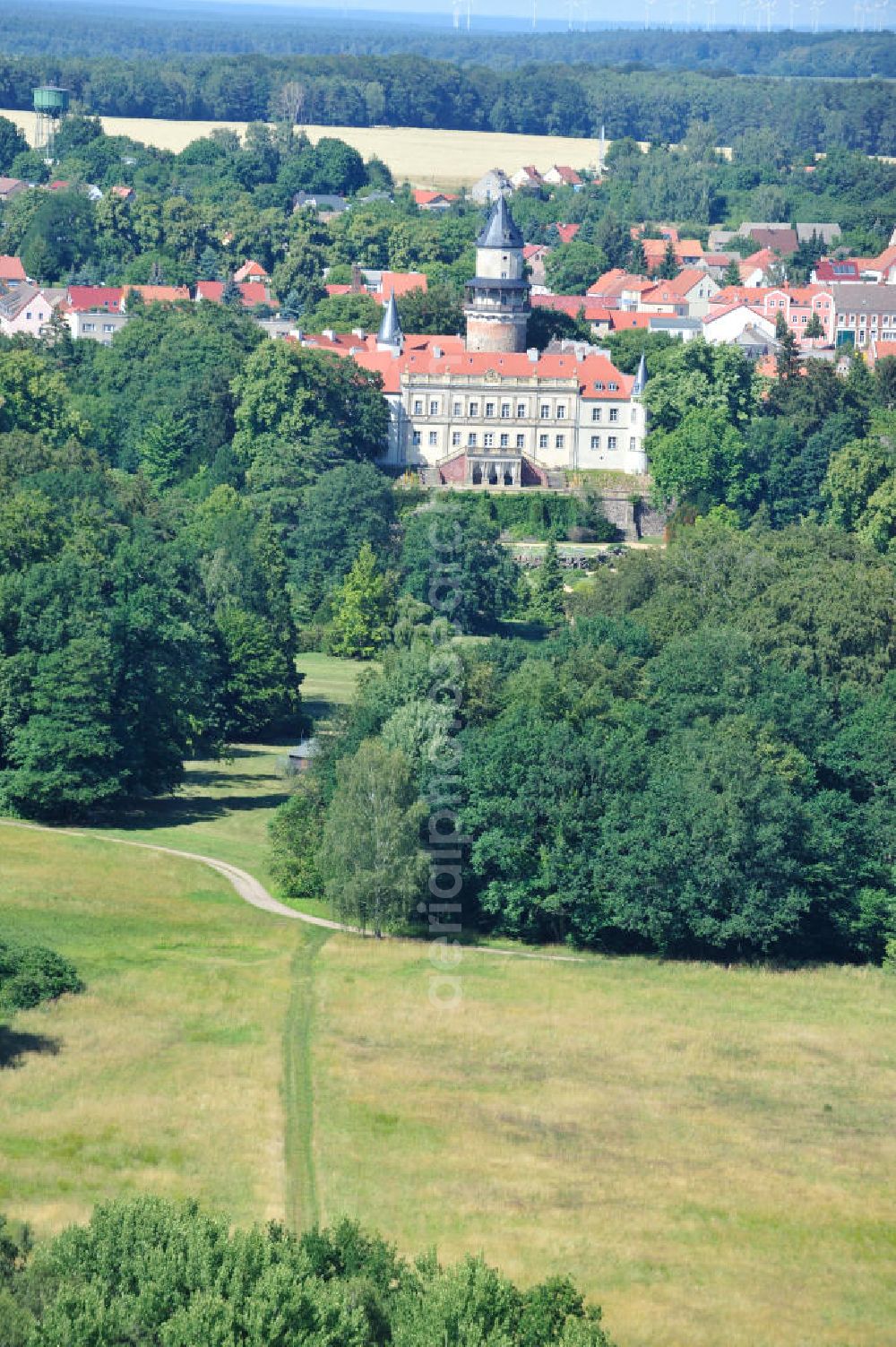 Wiesenburg from above - Blick auf die Burg und den Schlosspark Schloß Wiesenburg. Exklusiv ausgestattete Eigentumswohnungen im Schloss stehen zum Verkauf. View of the castle and the castle park Wiesenburg.