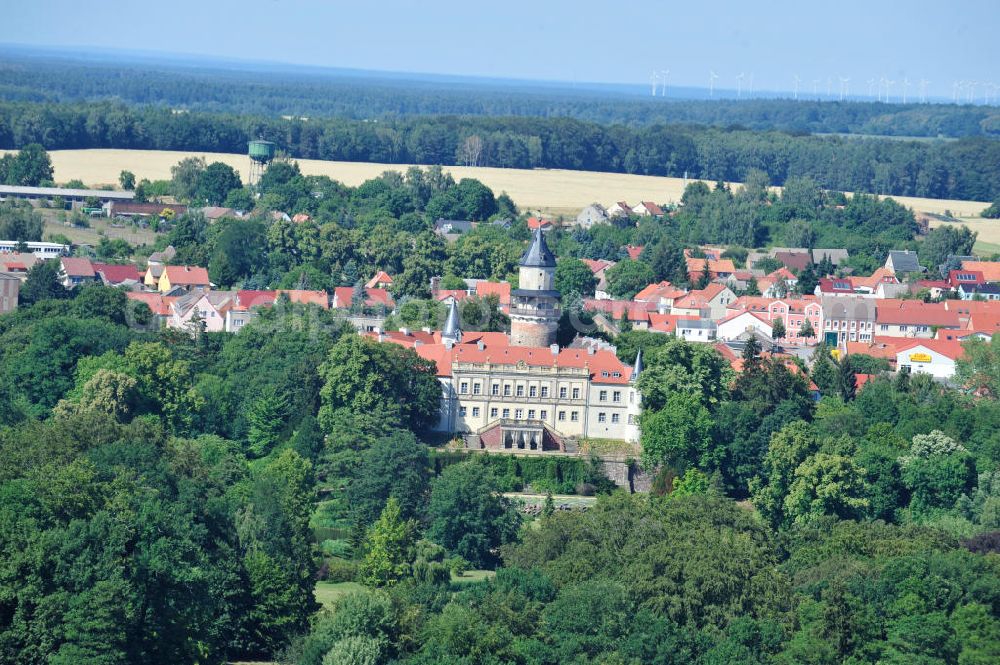 Aerial image Wiesenburg - Blick auf die Burg und den Schlosspark Schloß Wiesenburg. Exklusiv ausgestattete Eigentumswohnungen im Schloss stehen zum Verkauf. View of the castle and the castle park Wiesenburg.