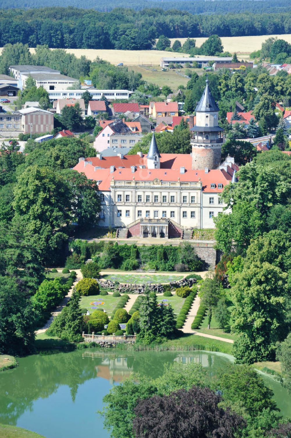 Aerial photograph Wiesenburg - Blick auf die Burg und den Schlosspark Schloß Wiesenburg. Exklusiv ausgestattete Eigentumswohnungen im Schloss stehen zum Verkauf. View of the castle and the castle park Wiesenburg.