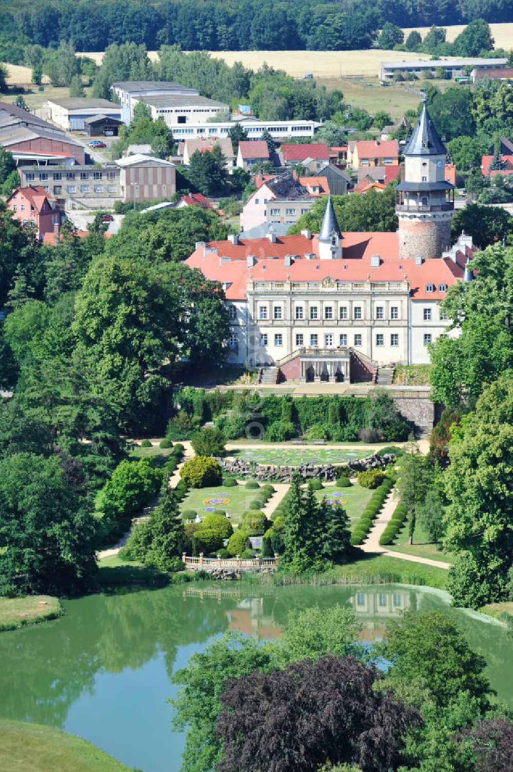 Wiesenburg from above - Blick auf die Burg und den Schlosspark Schloß Wiesenburg. Exklusiv ausgestattete Eigentumswohnungen im Schloss stehen zum Verkauf. View of the castle and the castle park Wiesenburg.